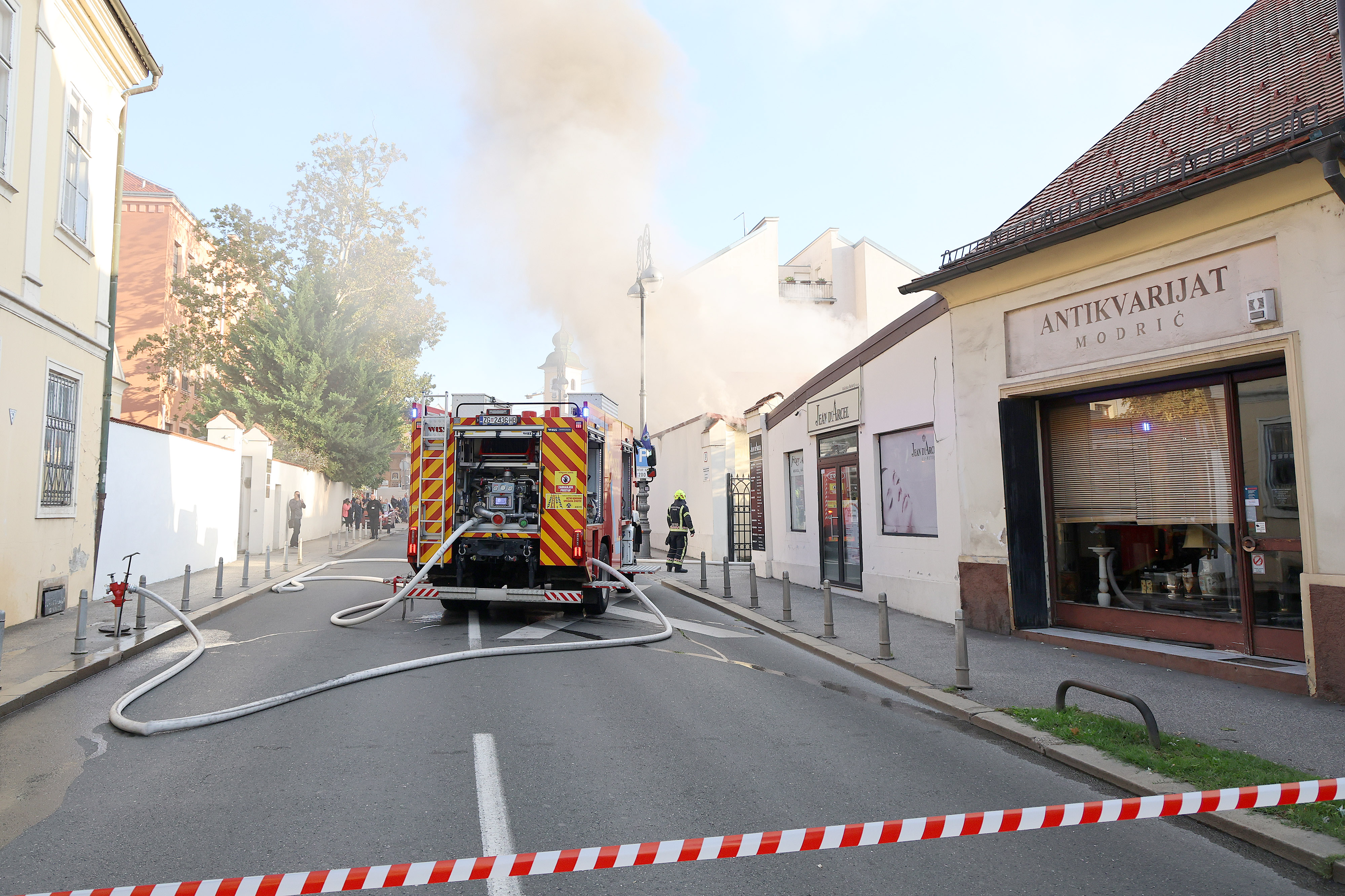 29.09.2025., Zagreb - Vatrogasci izasli na intervenciju na adresu Kaptol 18 gdje je izbio pozar na dvorisnoj zgradi. Photo: Patrik Macek/PIXSELL