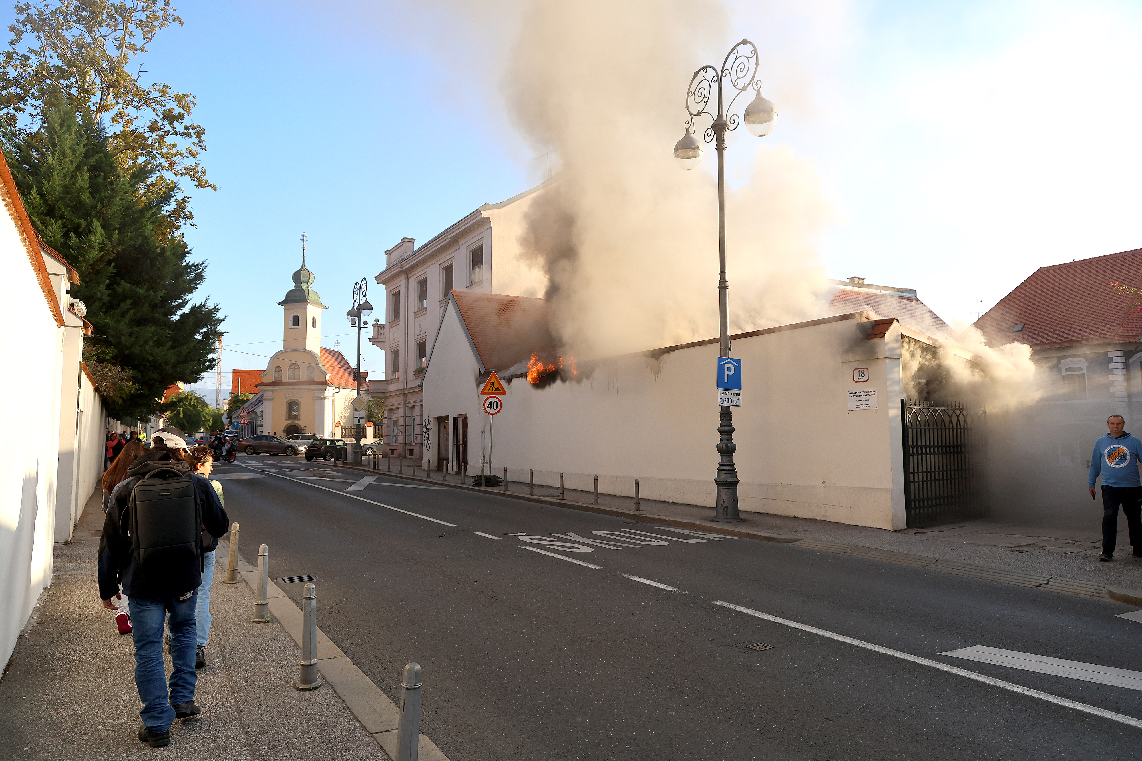 29.09.2025., Zagreb - Vatrogasci izasli na intervenciju na adresu Kaptol 18 gdje je izbio pozar na dvorisnoj zgradi. Photo: Patrik Macek/PIXSELL