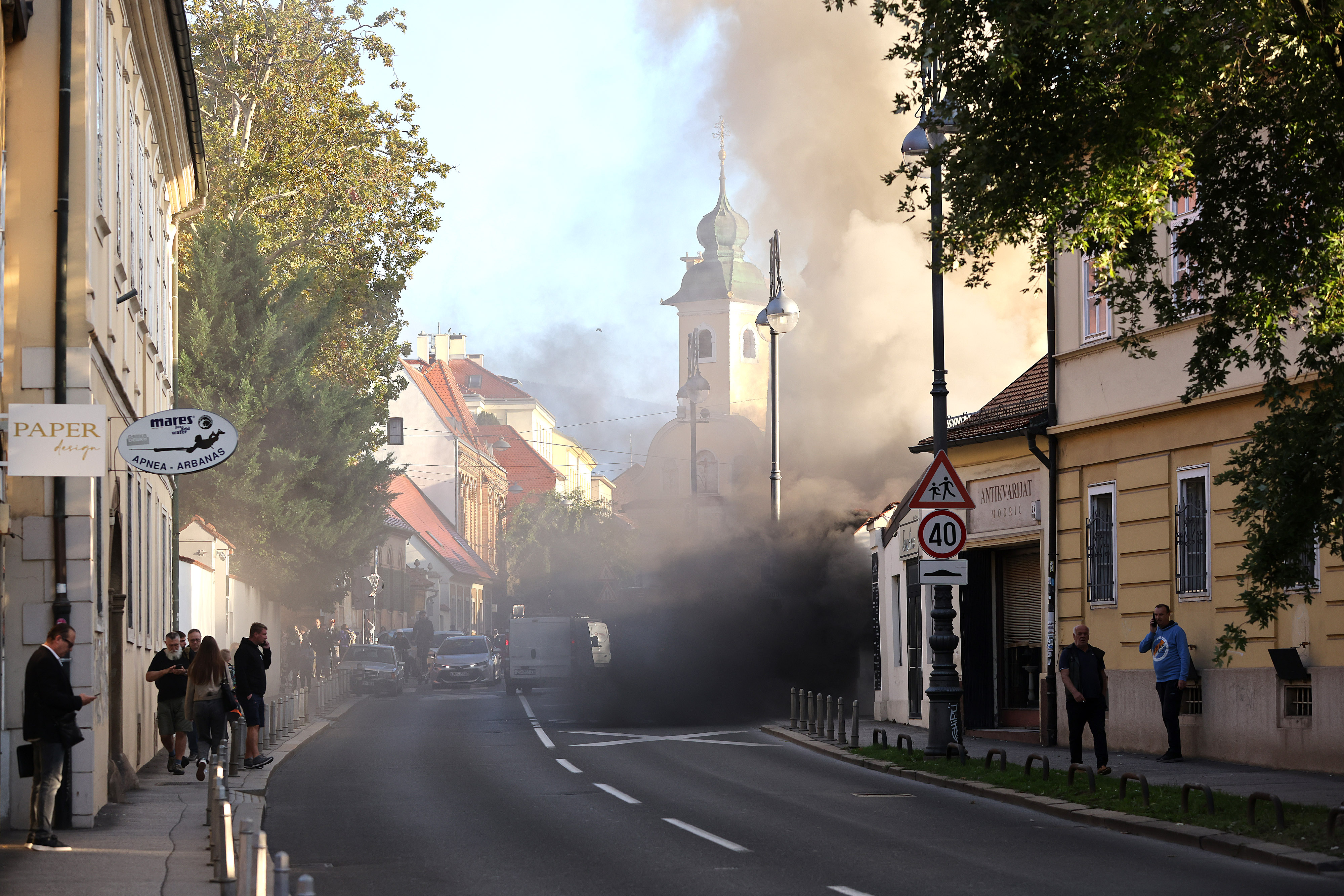 29.09.2025., Zagreb - Vatrogasci izasli na intervenciju na adresu Kaptol 18 gdje je izbio pozar na dvorisnoj zgradi. Photo: Patrik Macek/PIXSELL