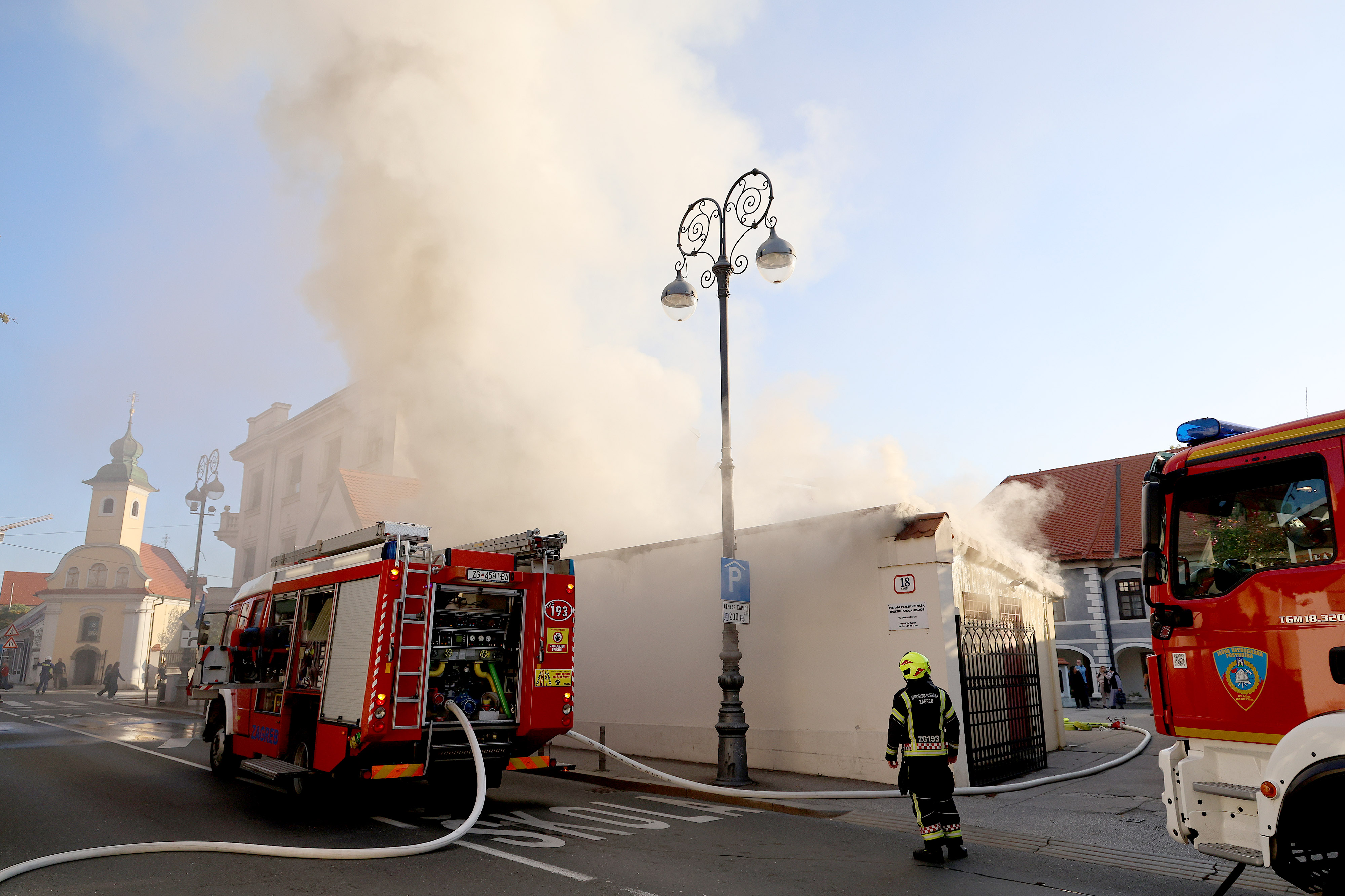 29.09.2025., Zagreb - Vatrogasci izasli na intervenciju na adresu Kaptol 18 gdje je izbio pozar na dvorisnoj zgradi. Photo: Patrik Macek/PIXSELL