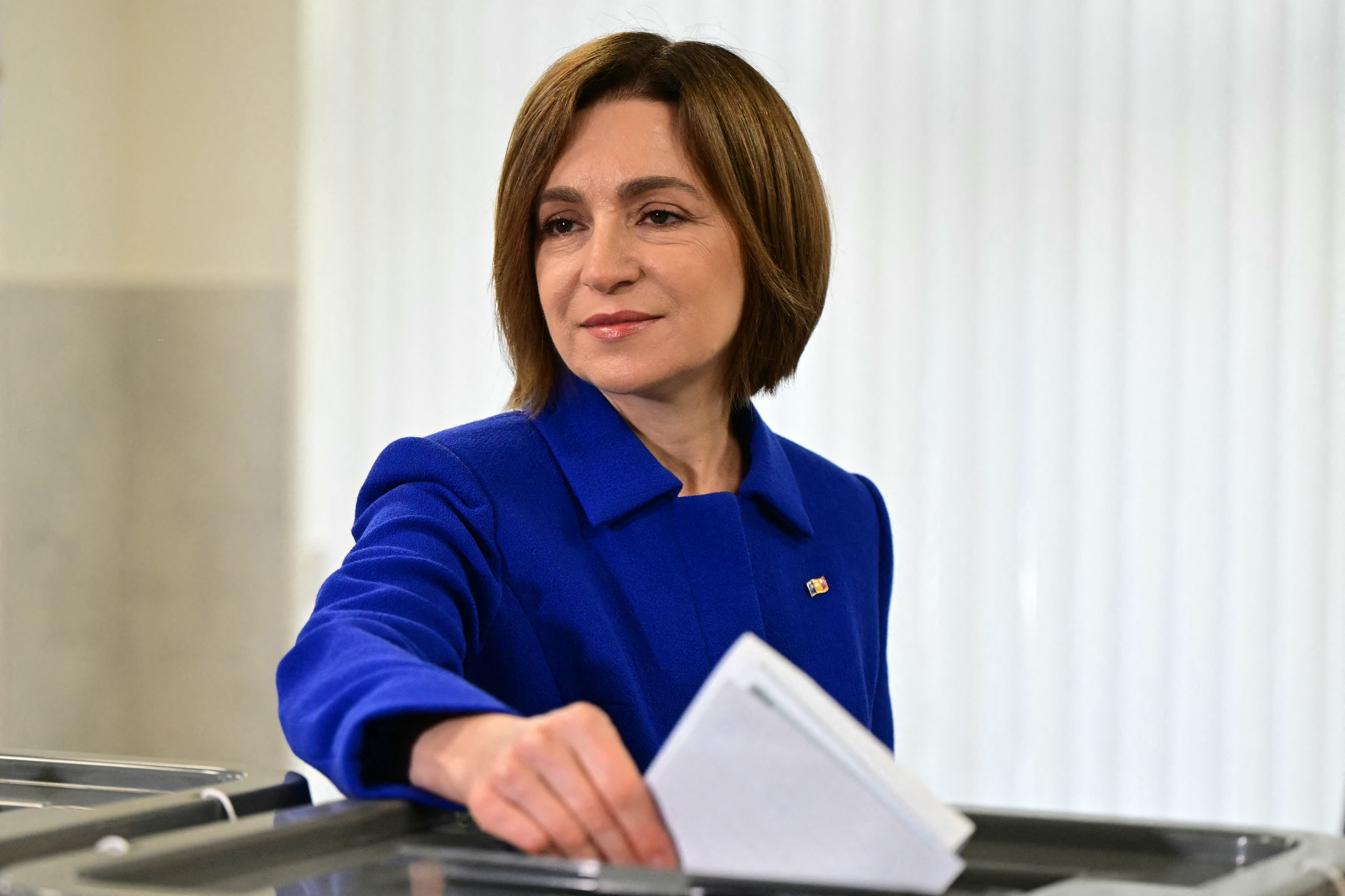 Moldovan President Maia Sandu casts her ballot at the Petru Rares Theoretical High Schoo Photo by)