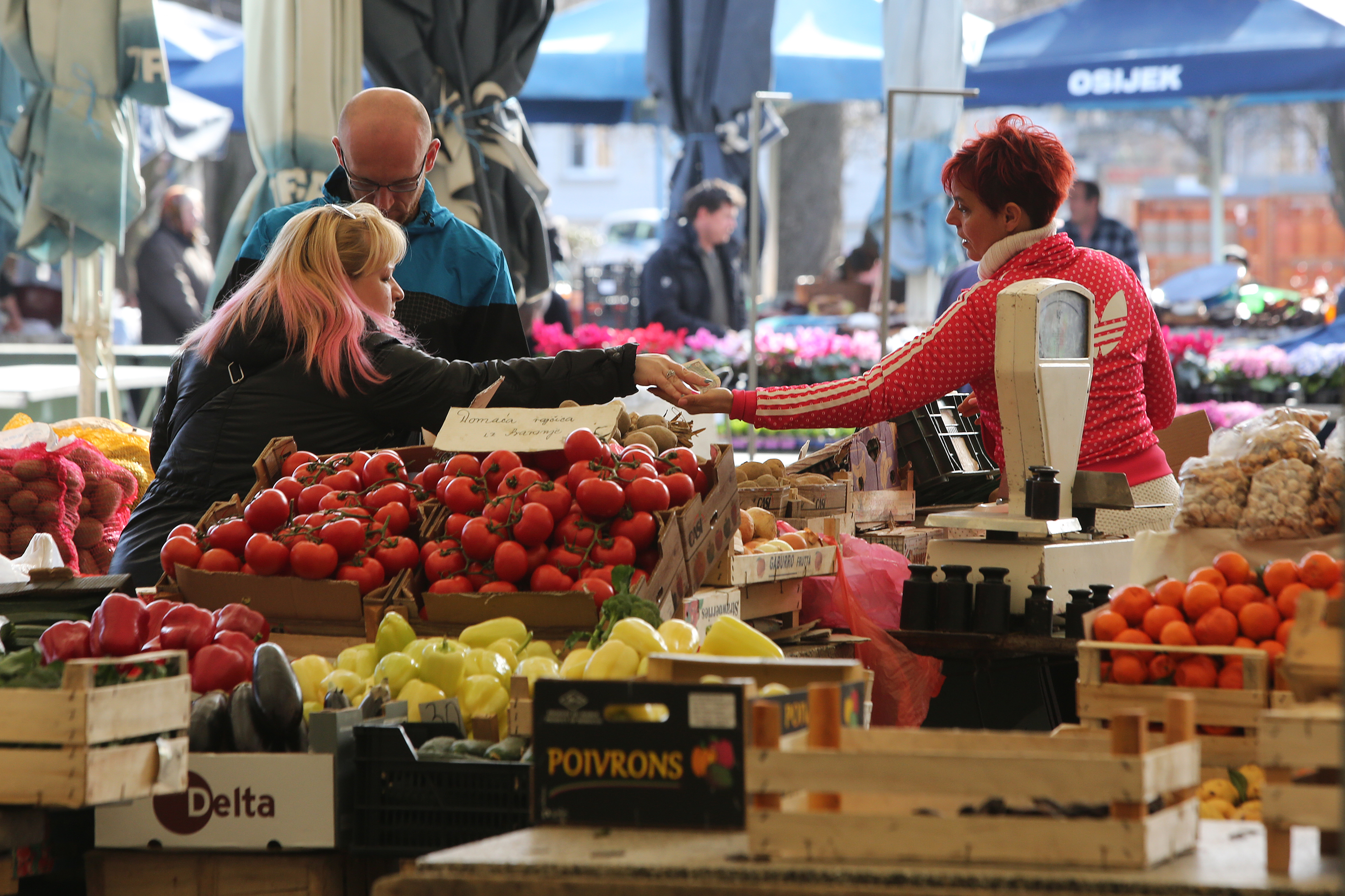 09.02.2016., Osijek - Dnevna ponuda voca i povrca na osjeckoj glavnoj trznici. "nPhoto: Marko Mrkonjic/PIXSELL