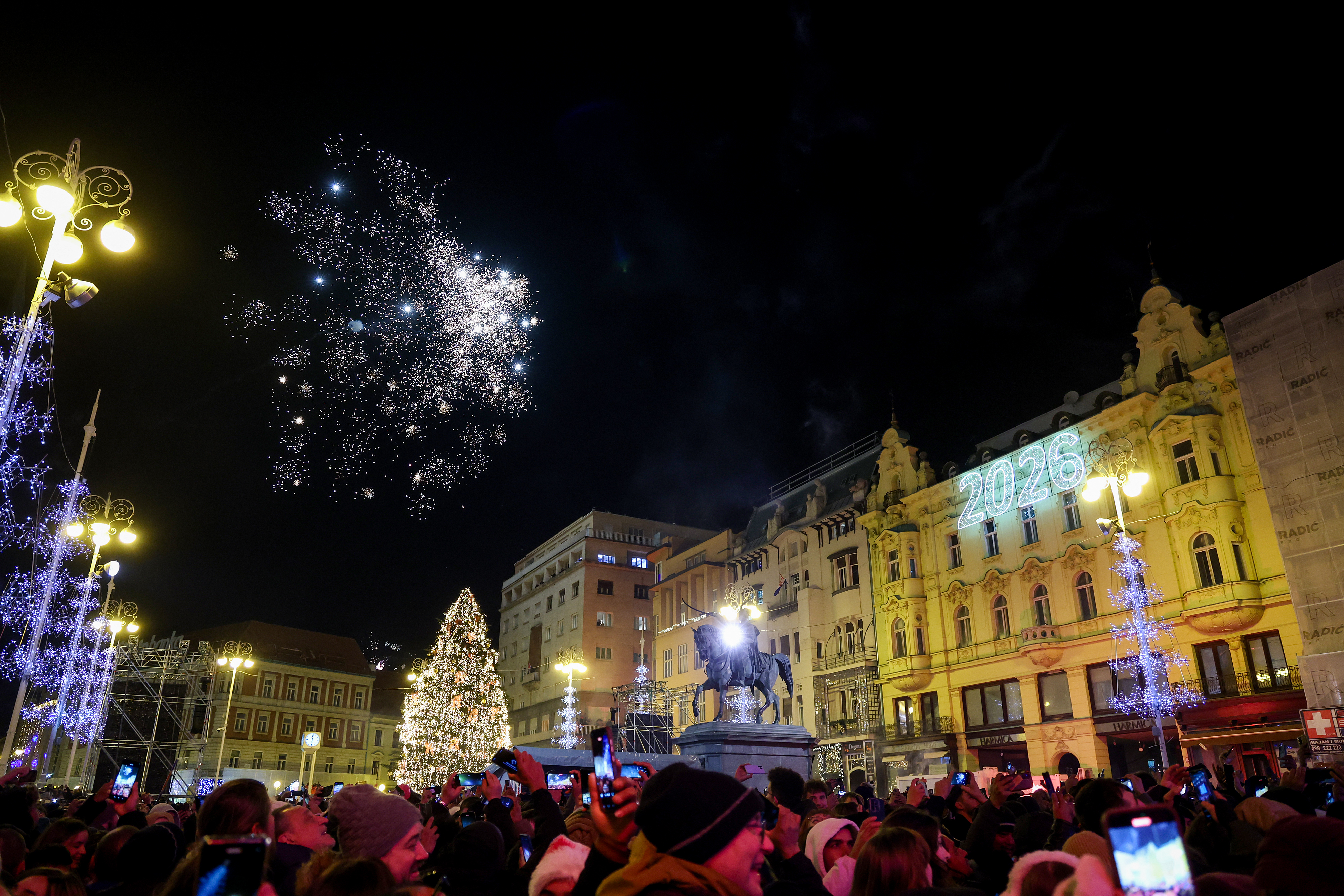 31.12.2025. Zagreb - Grad Zagreb i ove godine organizirao je docek Nove godine na Trgu bana Josipa Jelacica,  tijekom veceri  gradane su zabavljali  glazbeni izvodaci Idem, Luzeri, Elemental i Dubioza kolektiv. Photo: Matija Habljak/PIXSELL