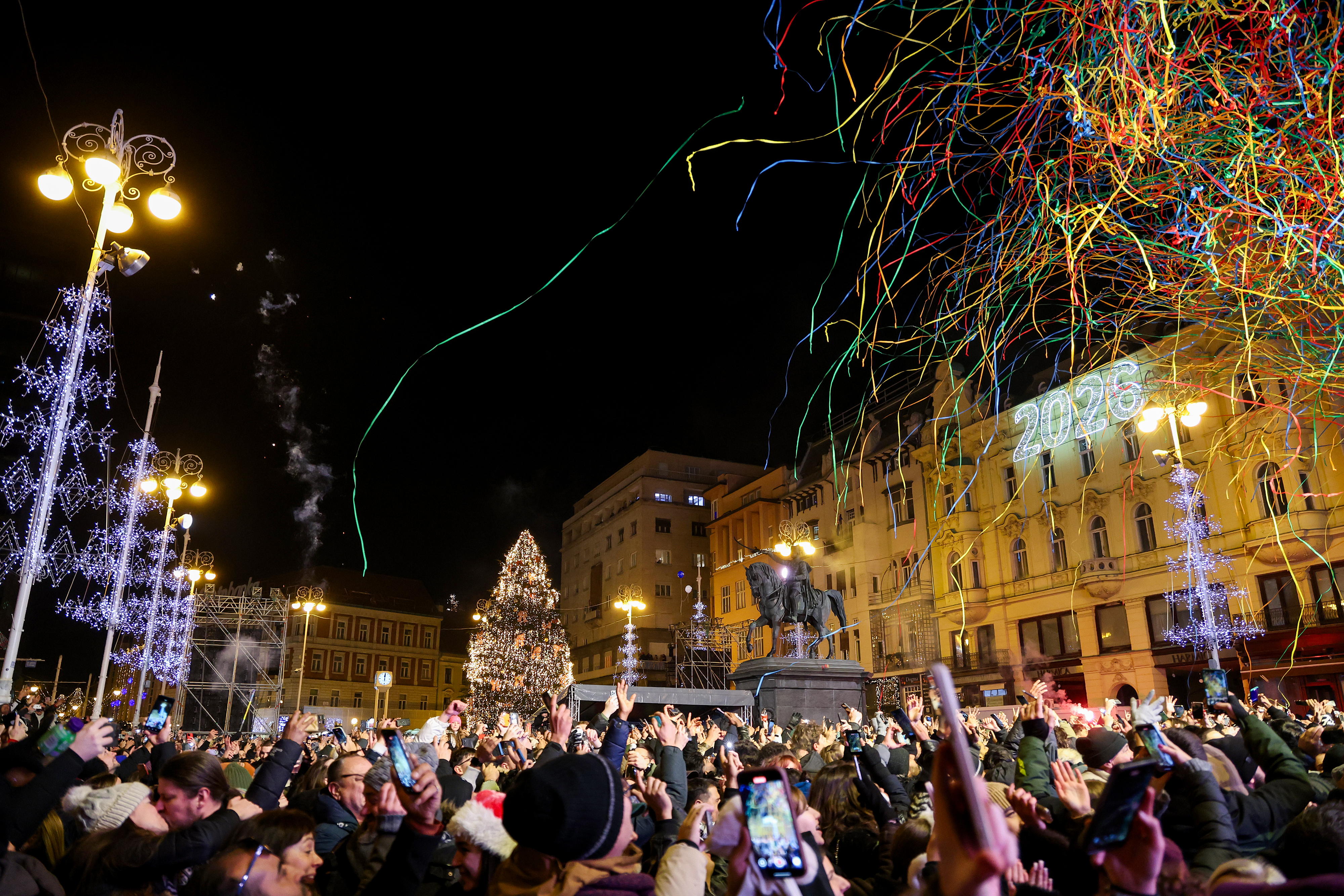 31.12.2025. Zagreb - Grad Zagreb i ove godine organizirao je docek Nove godine na Trgu bana Josipa Jelacica,  tijekom veceri  gradane su zabavljali  glazbeni izvodaci Idem, Luzeri, Elemental i Dubioza kolektiv. Photo: Matija Habljak/PIXSELL