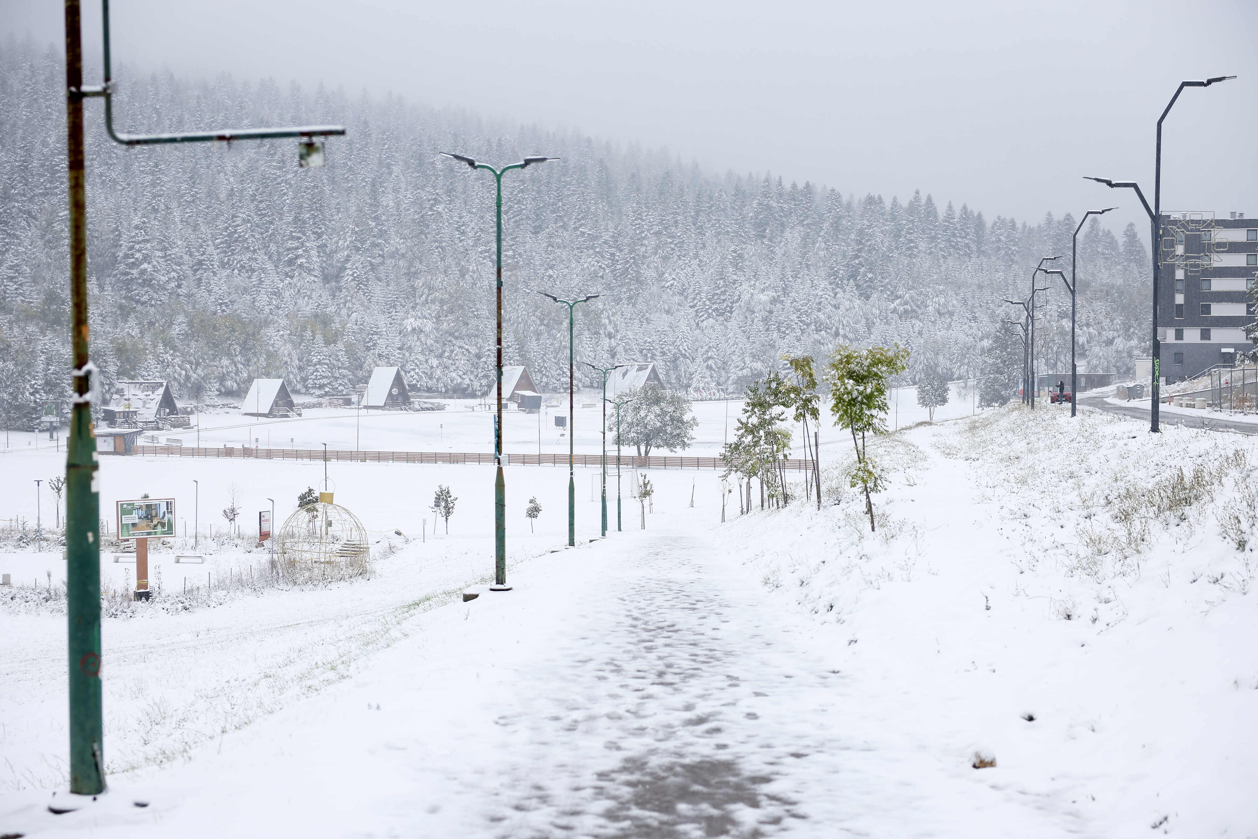 03.10.2025., Bjelasnica, Bosna i Hercegovina - Prvi snijeg ove sezone pao je na planini Bjelasnici u blizini Sarajeva. Photo: Armin Durgut/PIXSELL
