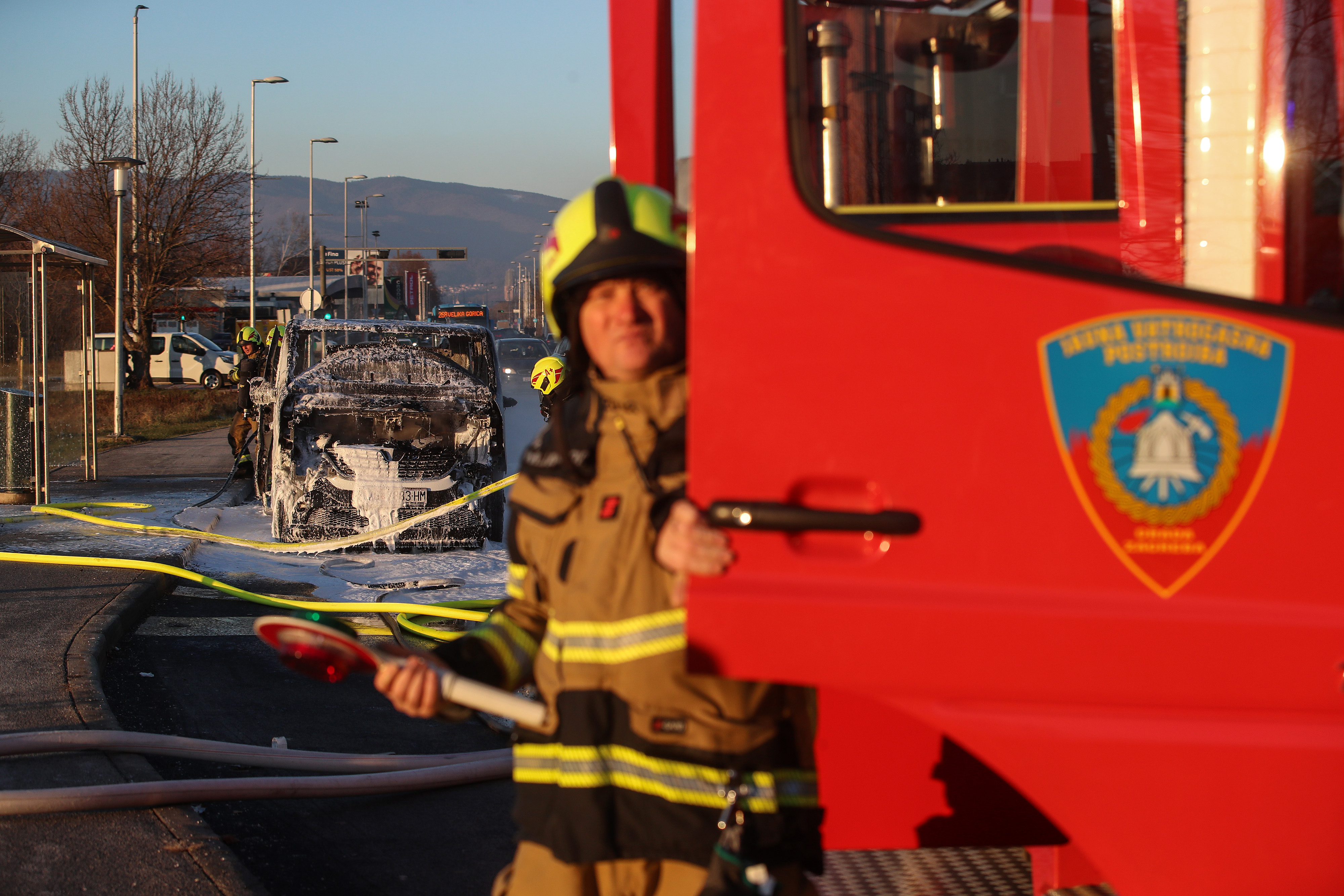 31.12.2025. Zagreb - Pozar kombi vozila  na  Avenija Venceslava Holjevca 23.  Požar su brzo ugasicli vatrogasci iako se nalazilo u komiju osam  putnika , nitko nije ozljedjen. Photo: Zeljko Lukunic/PIXSELL