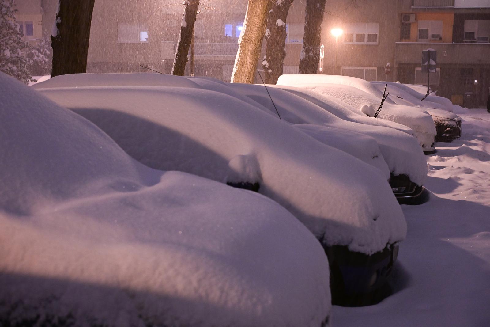 06.01.2026., Zagreb - Snijeg veceras pada u Novom Zagrebu. Photo: Igor Soban/PIXSELL