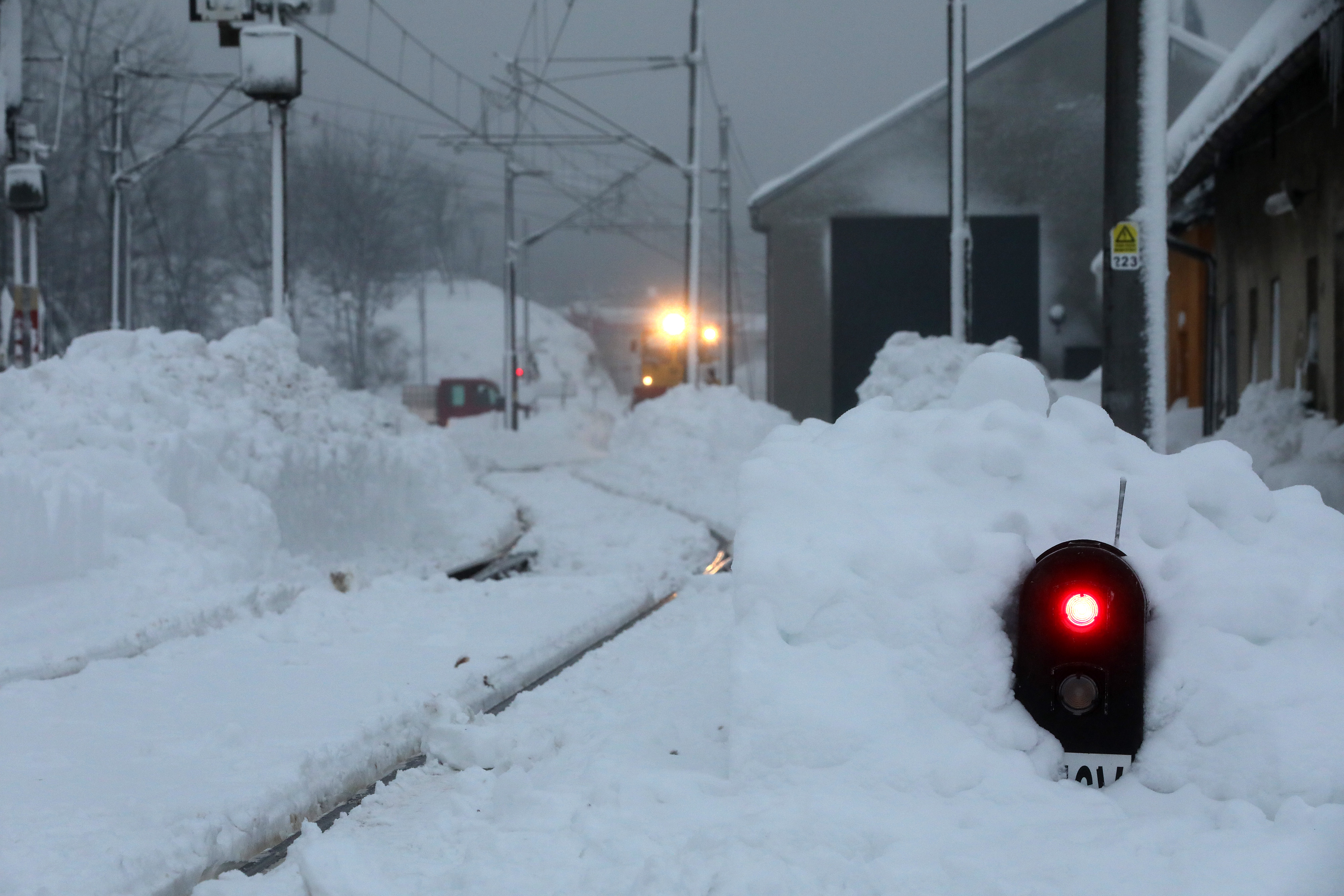 23.01.2023., Kupjak, Zalesina, Delnice - Velike kolicine snijega otezavaju zivot Goranima i putnicima u cestovnom i zeljeznickom prometu. Photo: Goran Kovacic/PIXSELL