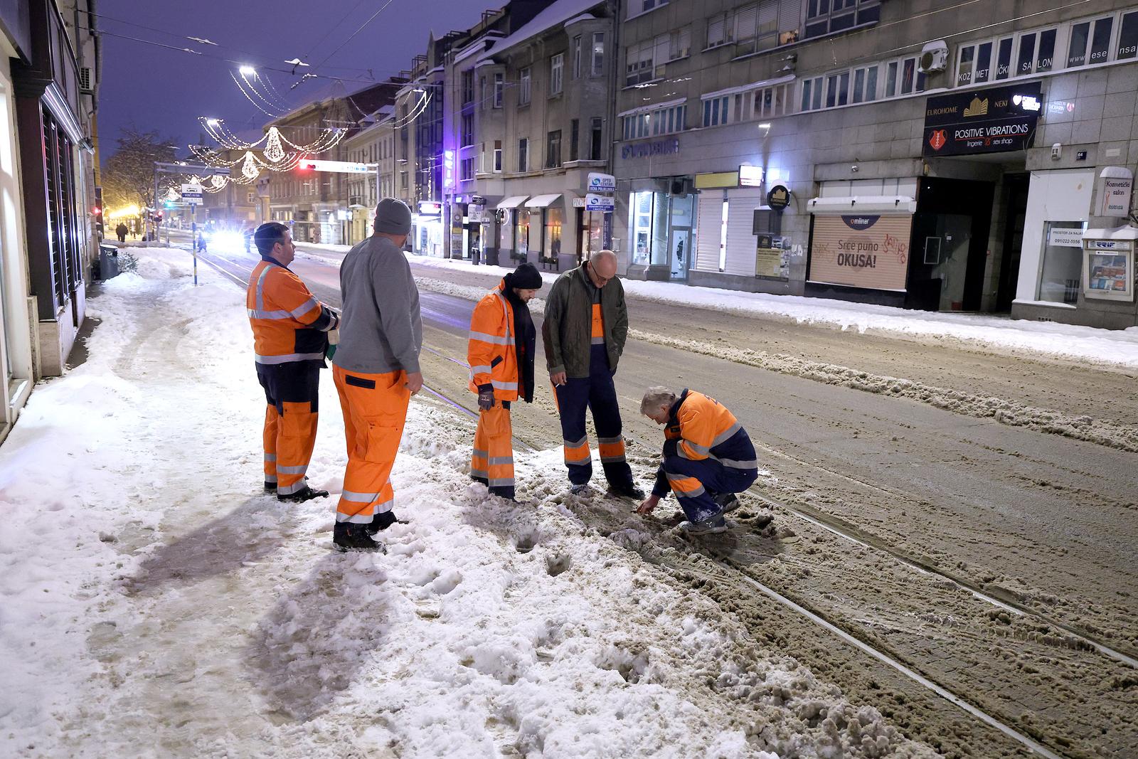 07.01.2026., Zagreb - Radnici ZET-a ustanovili su jutros nesto prije 7 sati puknuce tracnice u Vlaskoj, ali je promet nastavljen. Photo: Patrik Macek/PIXSELL