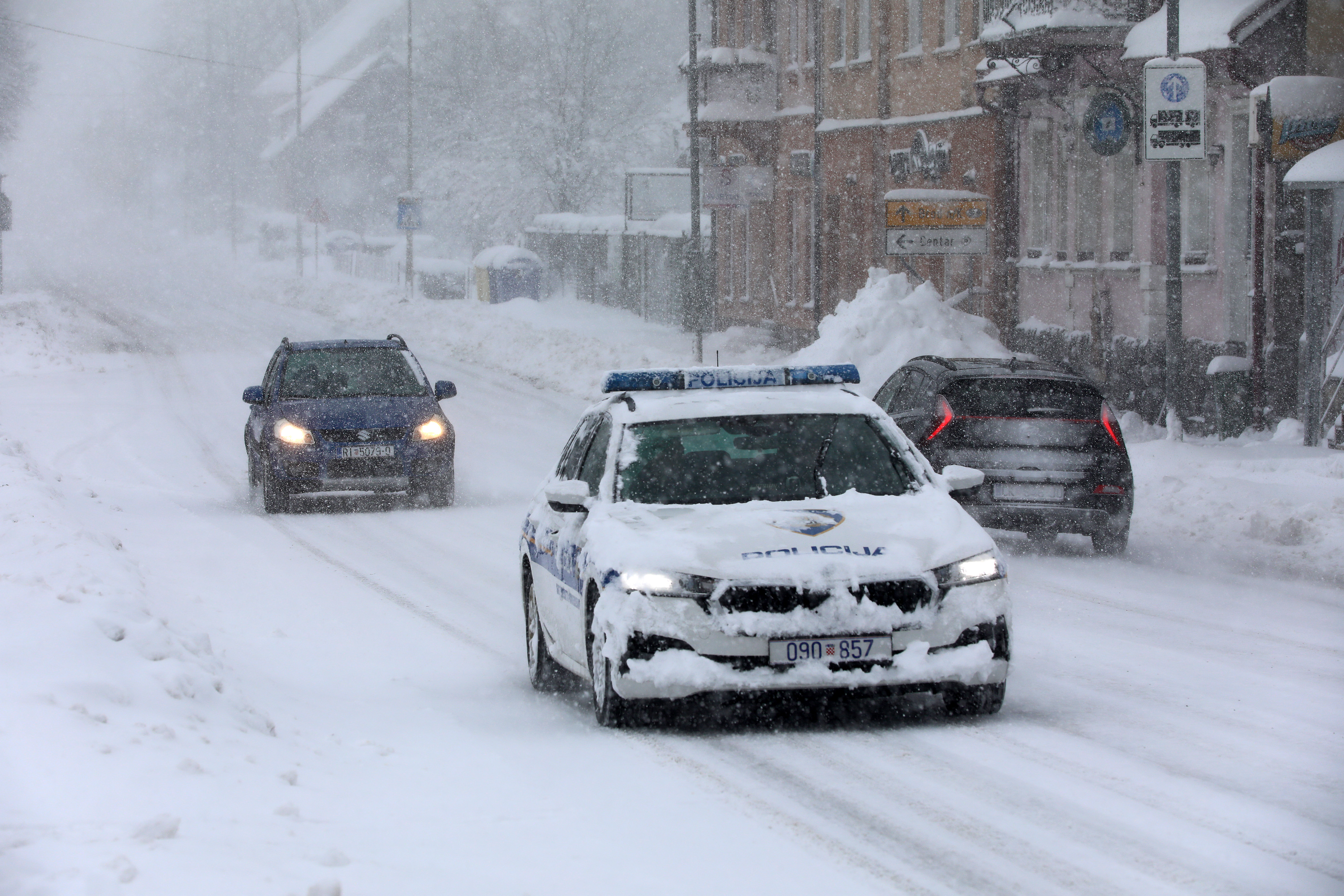 26.02.2023., Delnice - Snjezno nevrijeme u Gorskom kotaru. Policijski automobil voze po cesti prekrivenom snijegom. Photo: Goran Kovacic/PIXSELL