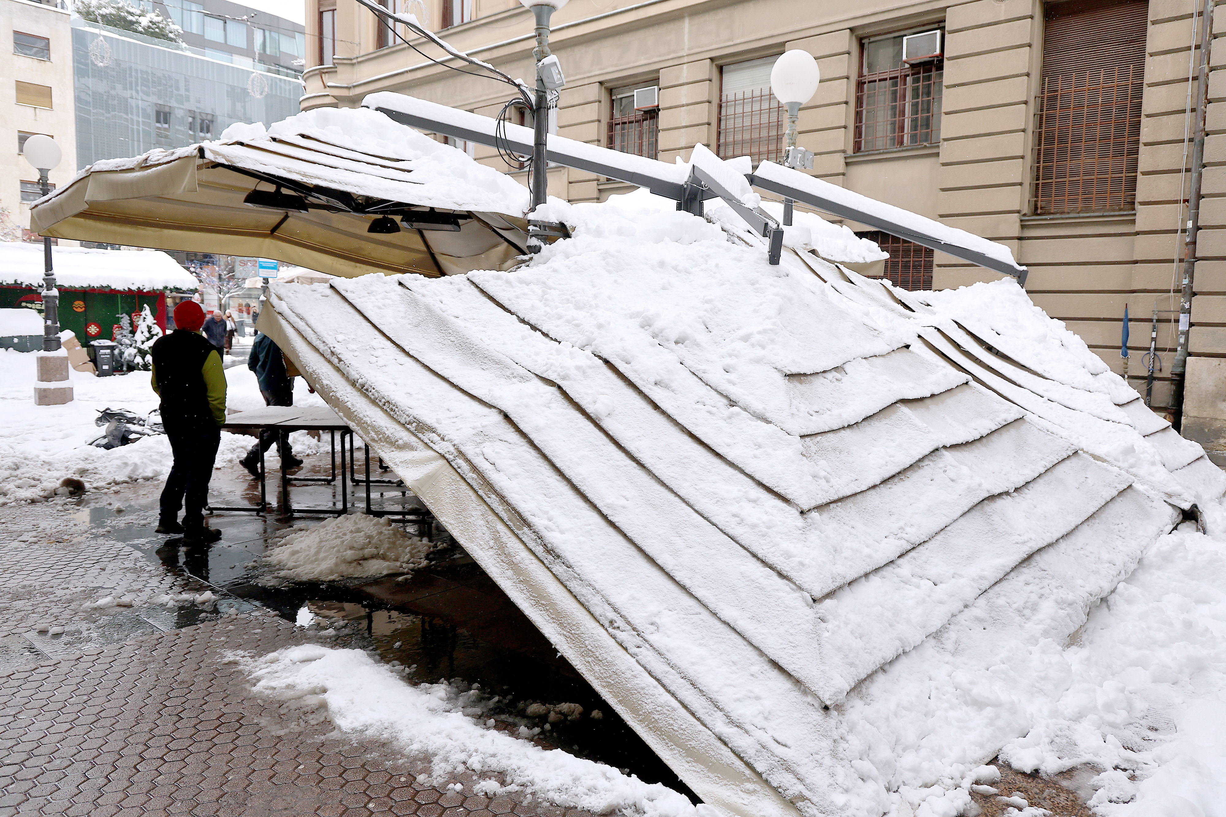 07.01.2026., Zagreb - Pod teretom snijega urusila se tenda kafica u Bogovicevoj. Ozlijedjenih nije bilo. Photo: Patrik Macek/PIXSELL