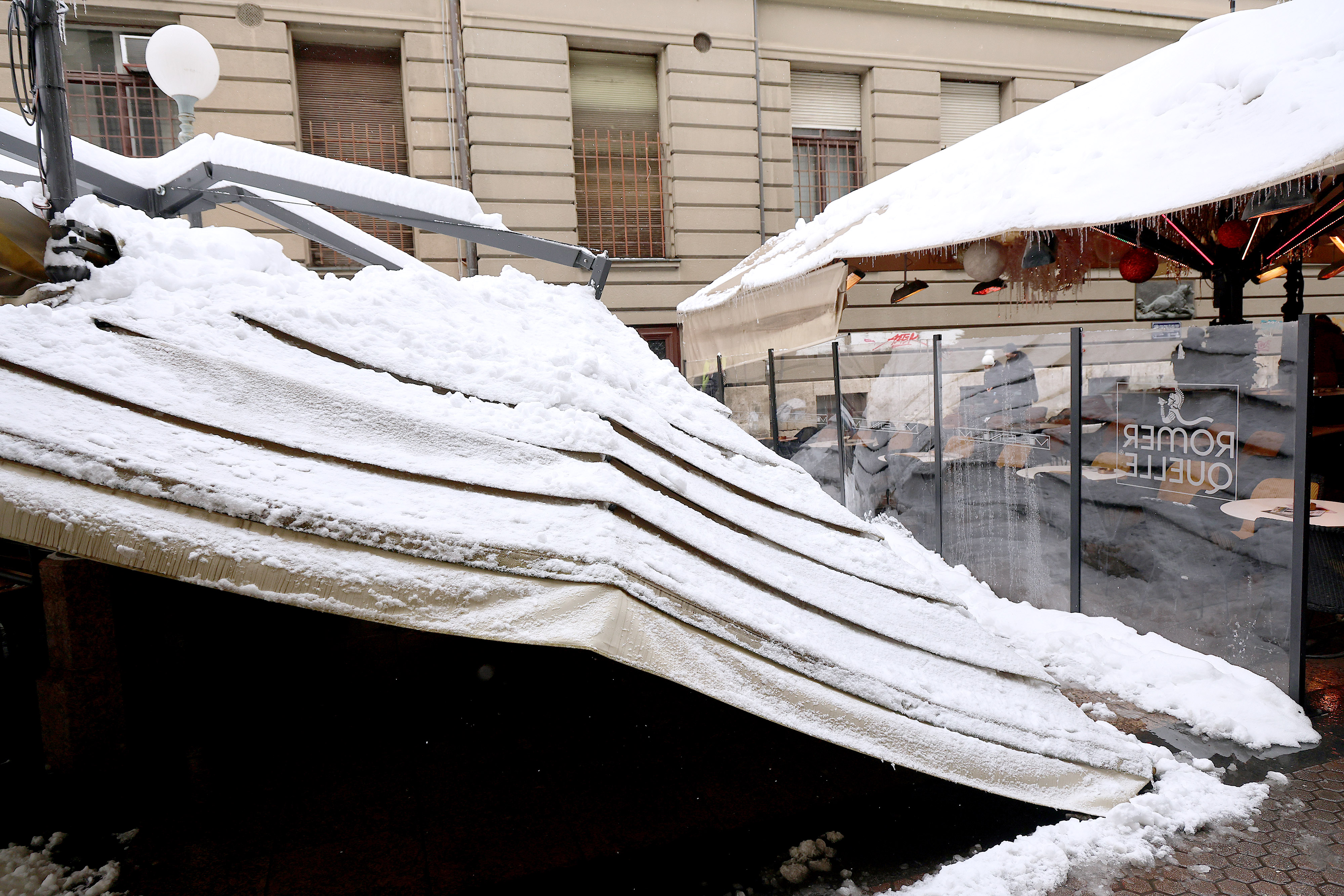07.01.2026., Zagreb - Pod teretom snijega urusila se tenda kafica u Bogovicevoj. Ozlijedjenih nije bilo. Photo: Patrik Macek/PIXSELL