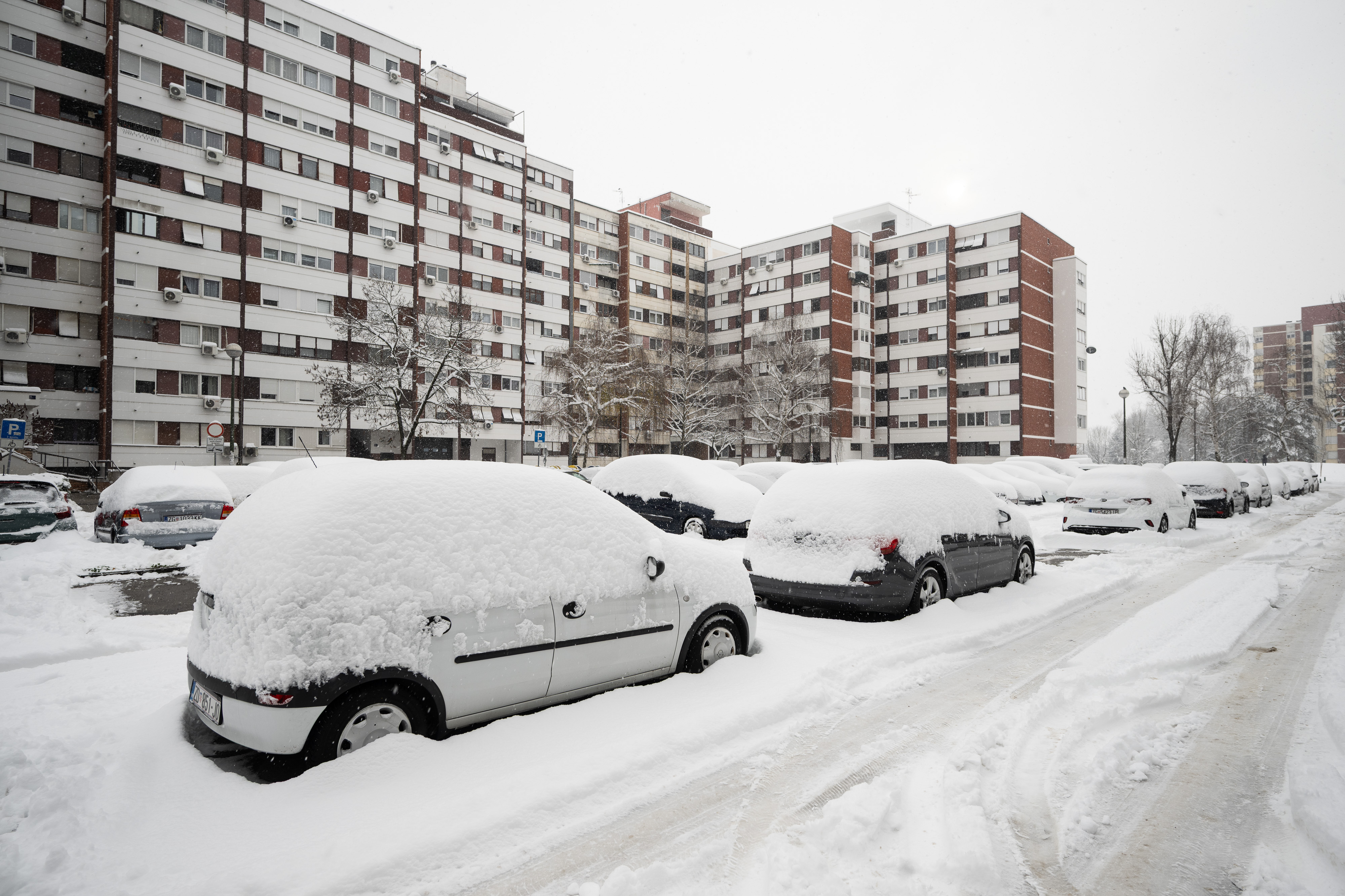 07.01.2026., Zagreb - Snijeg je zabijelio zapadni dio grada. Zimske sluzbe ciste ulice, a gradjani nogostupe i svoje automobile. Photo: Davor Puklavec/PIXSELL