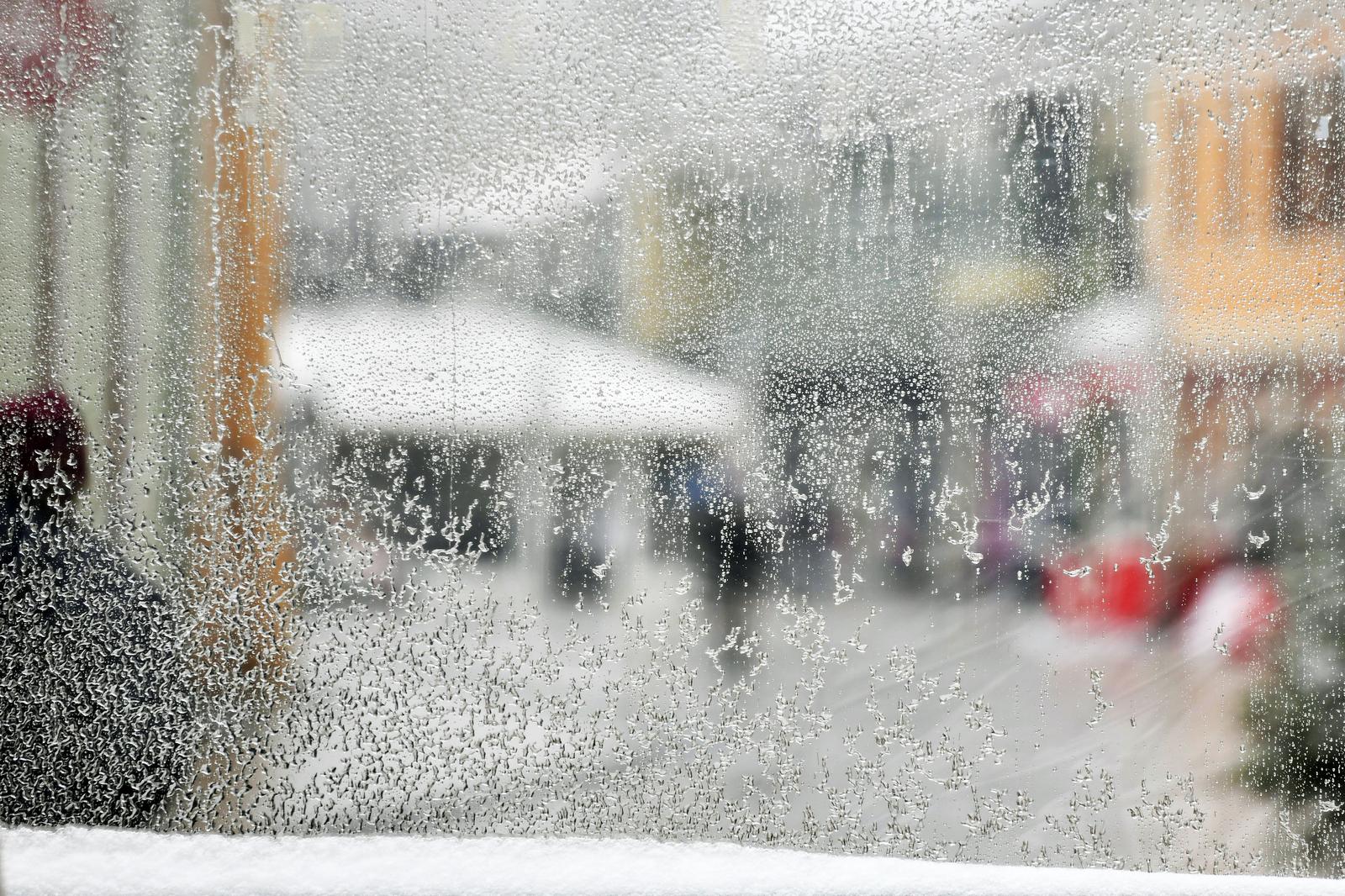 03.12.2020., Cakovec- Pogled na grad kroz poledicu, kisu i snijeg.rPhoto: Vjeran Zganec Rogulja/PIXSELL
