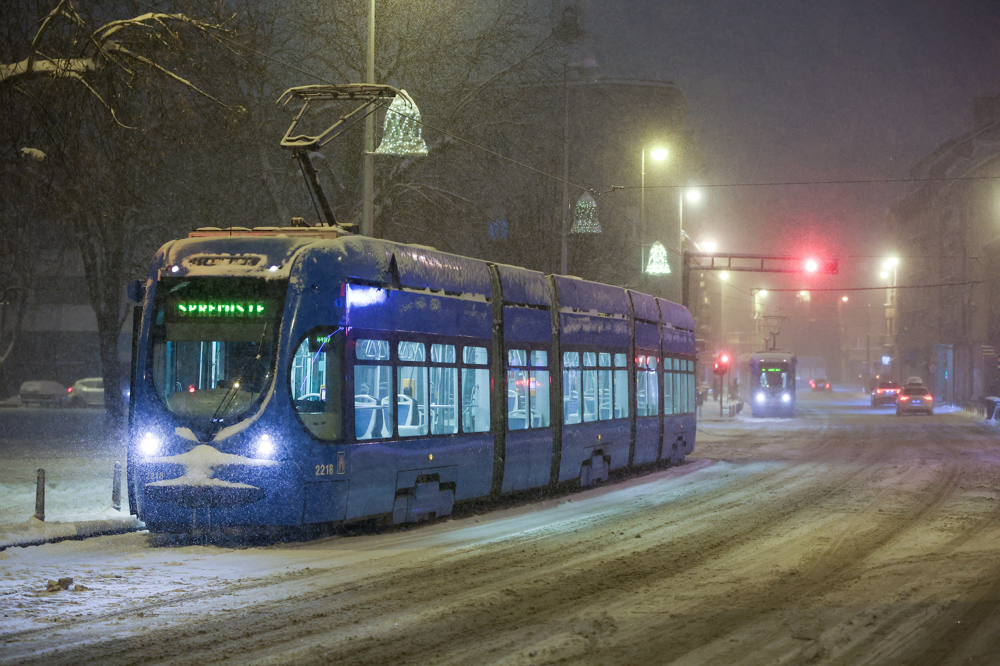 Na Trgu Franje Tudjmana veliki zastoj tramvaja prouzrocen snijeznim nanosima i ledom na tracnicama. Djelatnici ZET-a brenerom su odmrzavali tracnice te popravljali kvar na tramvaju ne bi li uspostavili tramvajski promet Photo: Sanjin Strukic/PIXSELL