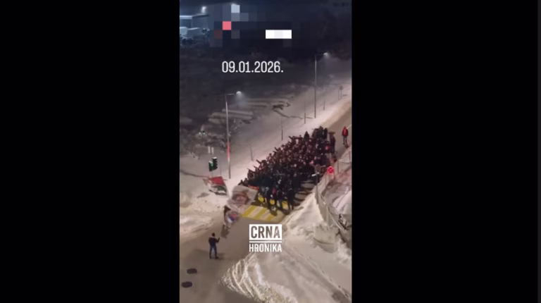 U Doboju navijačka grupa zapalila zastavu BiH, u Istočnom Sarajevu skandirali ime zločinca