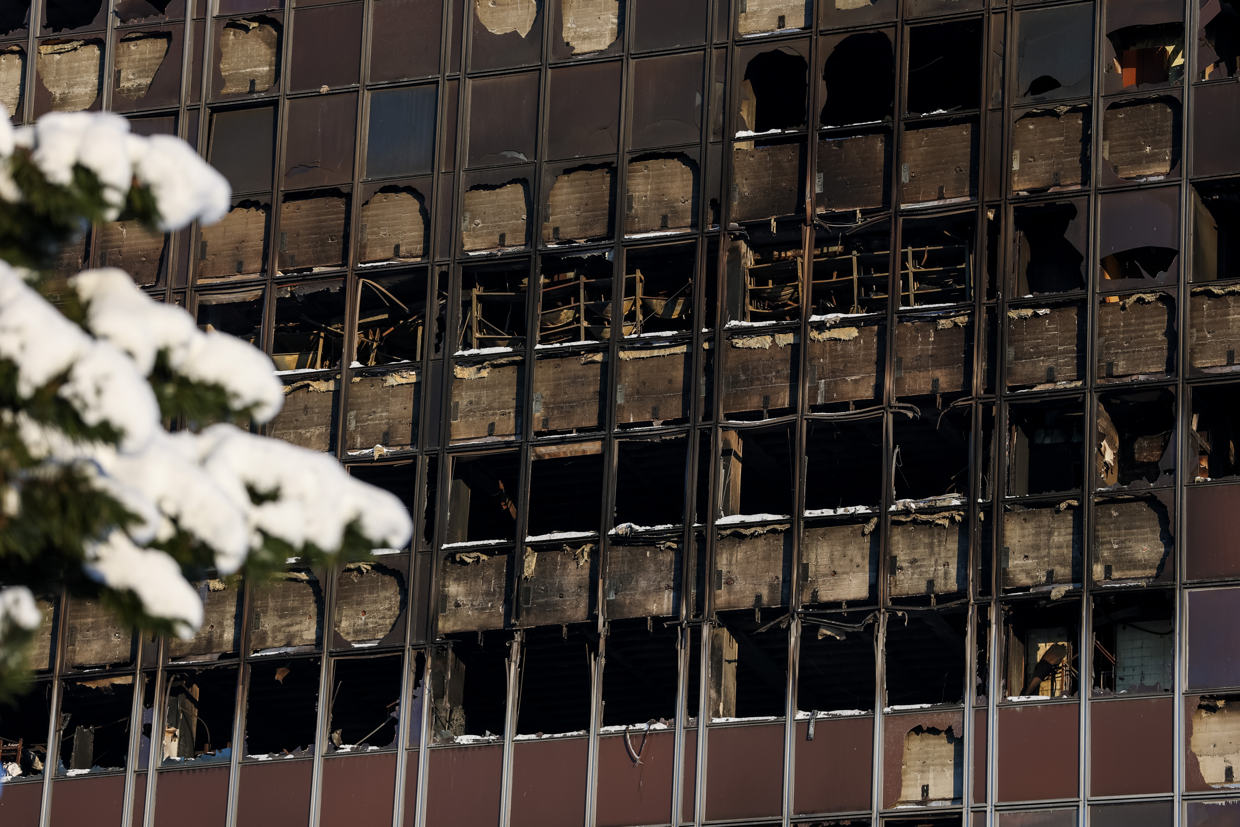 08.01.2026., Zagreb - Vjesnikov neboder pod snijegom gotovo dva mjeseca nakon pozara.. Photo: Igor Kralj/PIXSELL