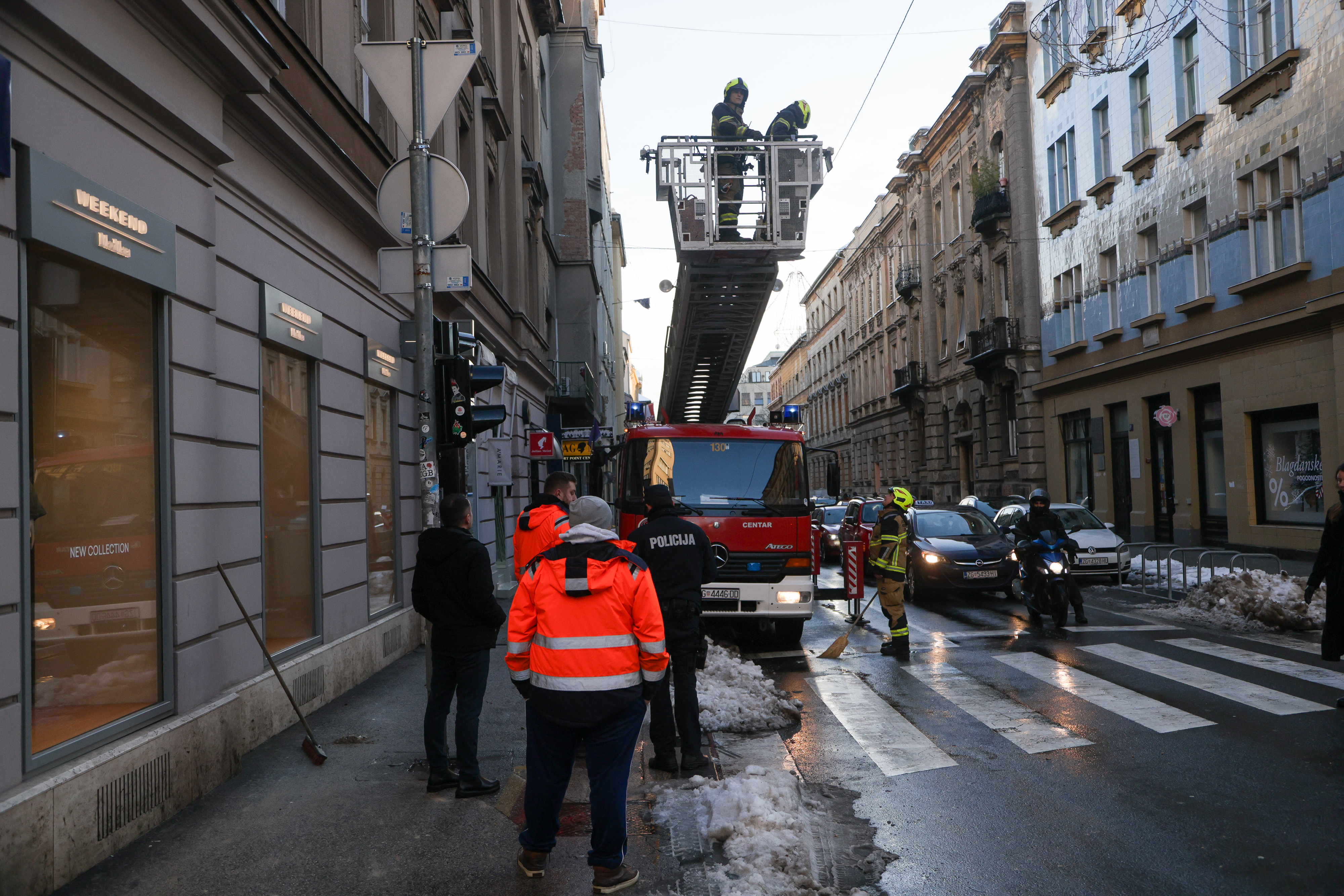 U posljepodnevnim satima doslo je do pada komada fasade sa zgrade na uglu Masarykove i Gunduliceve ulice. Komadi fasade su padali na plocnik, no nema ozljedenih. Na mjestu dogadanja intervenirala je policija i vatrogasci.