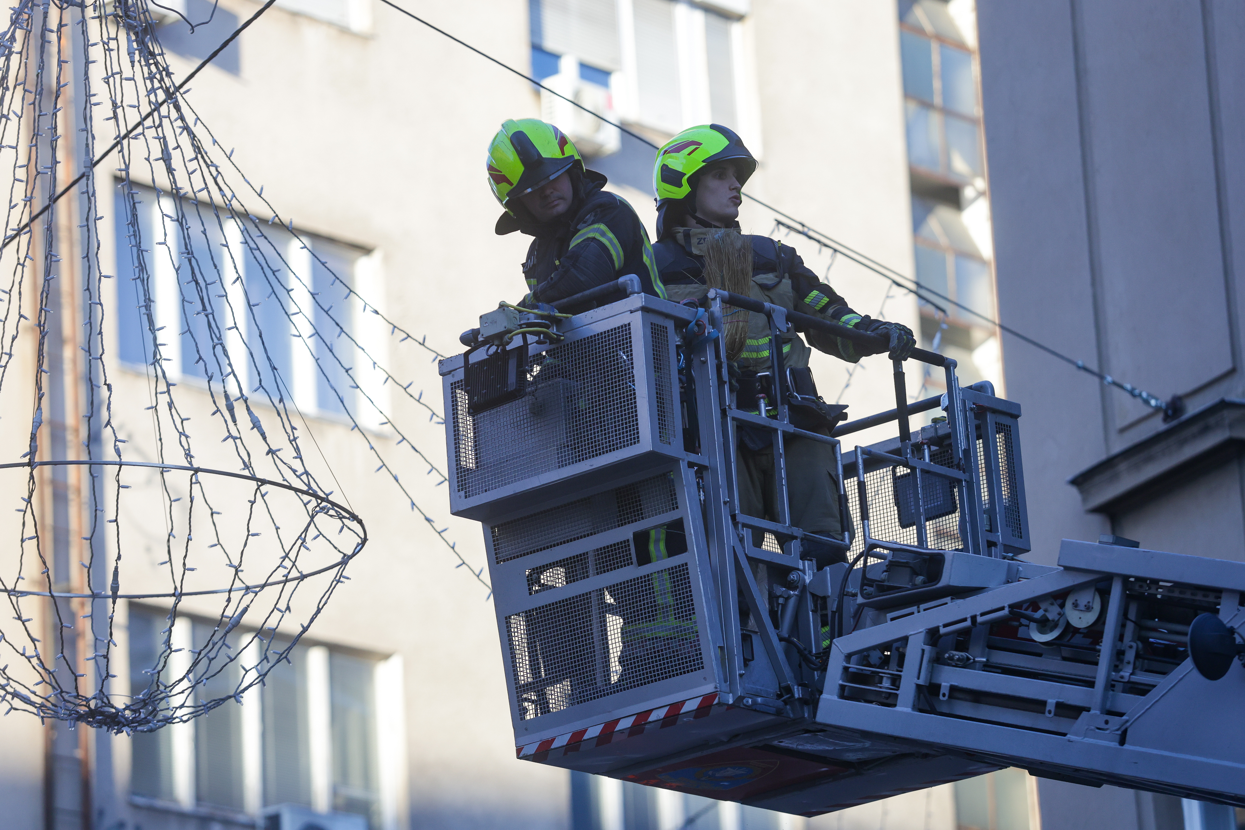 U posljepodnevnim satima doslo je do pada komada fasade sa zgrade na uglu Masarykove i Gunduliceve ulice.