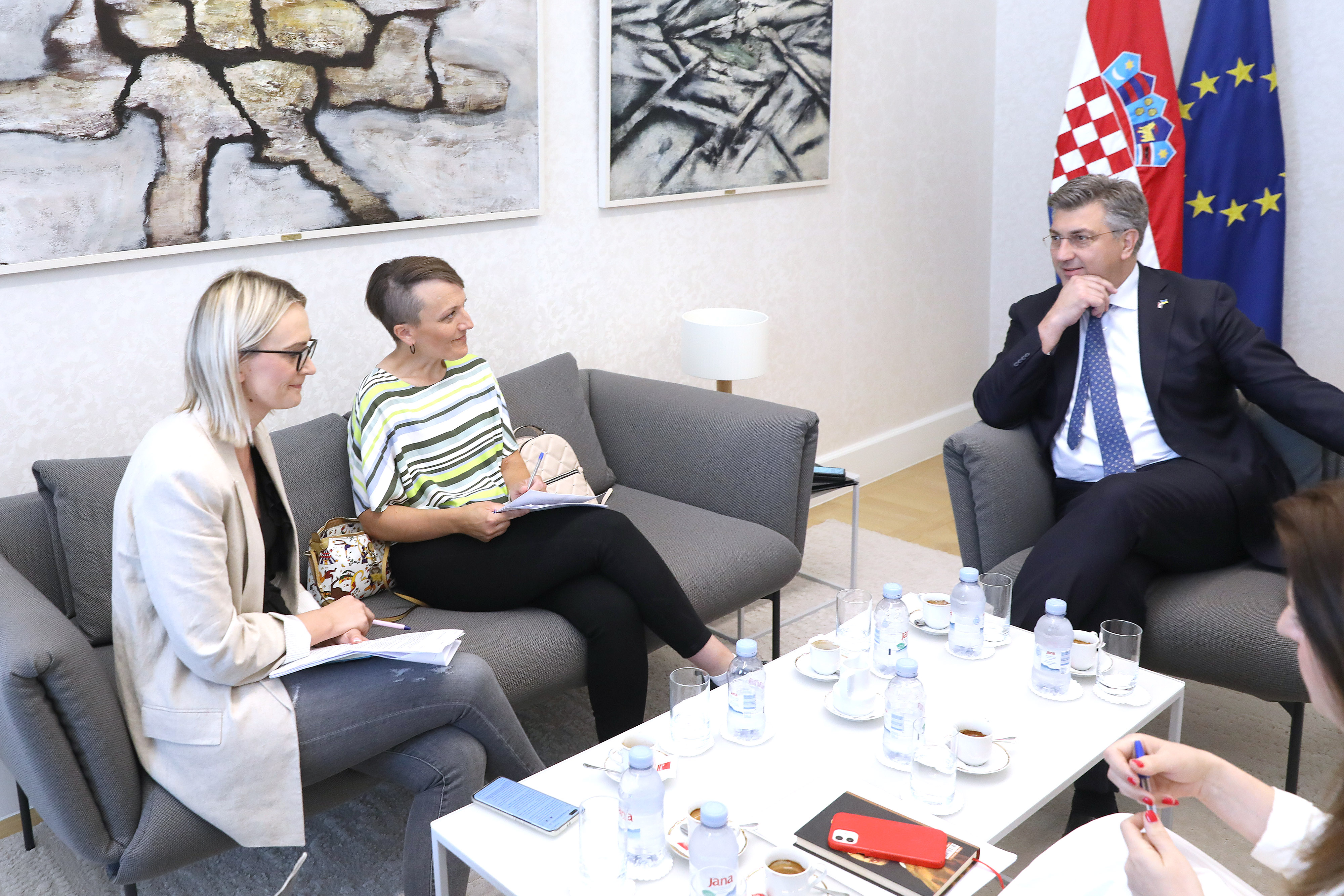 13.06.2022., Zagreb - Predsjednik Vlade Andrej Plenovic primio je u Banskim dvorima predstavnice Udruge Sjena i Gadjanske incijative roditelja djece s teskocama u razvoju. Lidija Blazevic, Suzana Resetar. Photo: Patrik Macek/PIXSELL