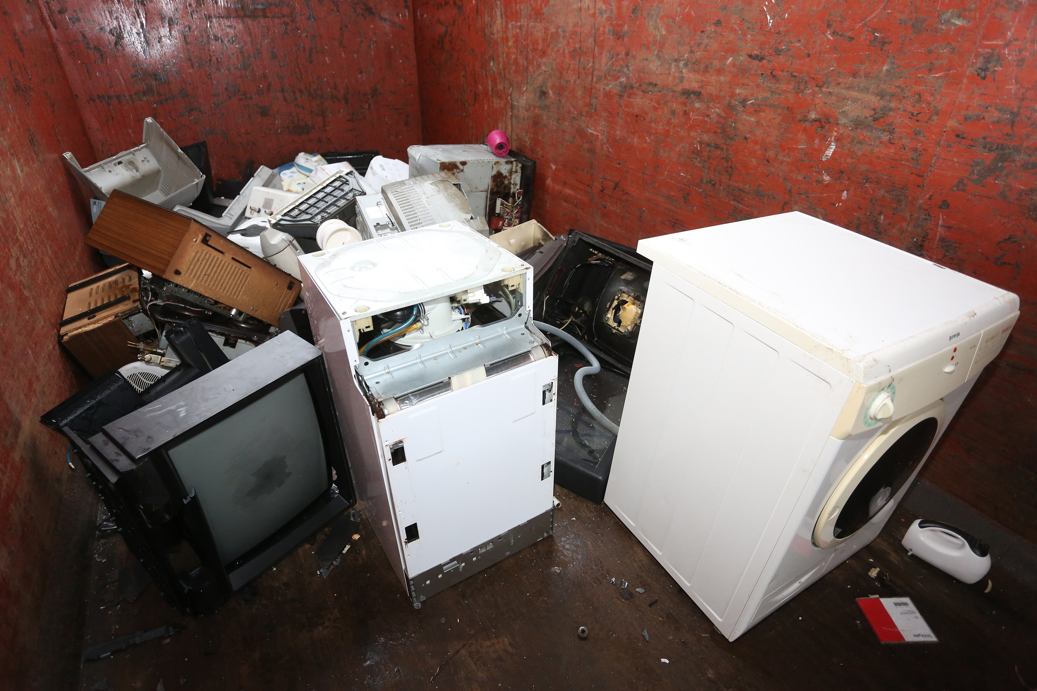 06.02.2017., Karlovac - Elektricni i elektronicki otpad gradjani mogu ostaviti u sabirnim centrima. Stara racunala, kucanski aparati, kablovi i ostala elektronika je opasan EE otpad koji se posebno odvaja i reciklira."nPhoto: Kristina Stedul Fabac/PIXSELL