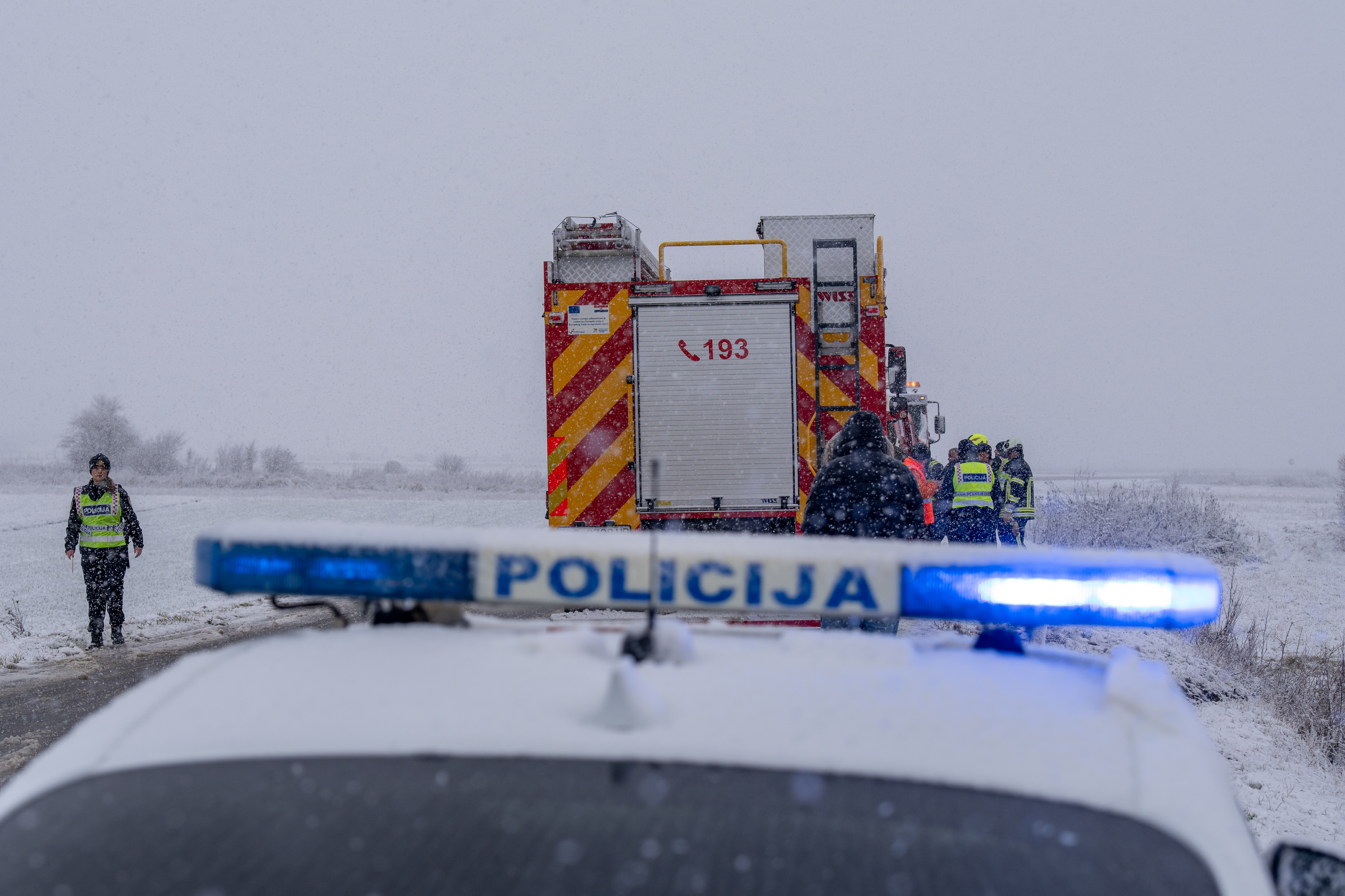 24.12.2025., Otocac – Na drzavnoj cesti DC50 (dionica 2) dogodila se prometna nesreca u kojoj je jedna osoba ozlijedena. Na intervenciju su izasli vatrogasci DVD-a Otocac koji su iz vozila izvlacili ozlijedjenu osobu. Photo: Hrvoje Kostelac/PIXSELL