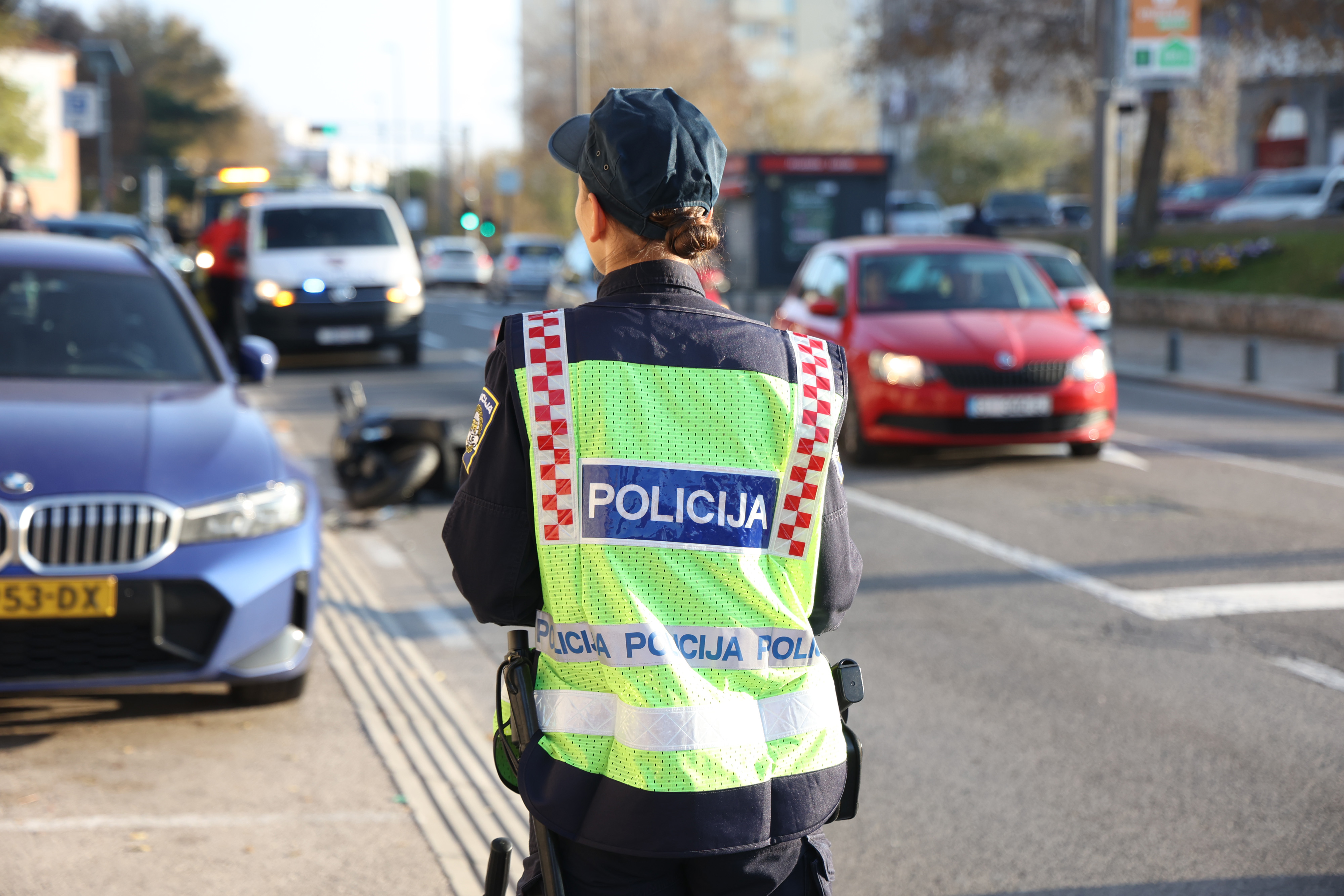 12.12.2025., Sibenik -- Na Baldekinu,preko puta sportske dvorane dogodila se prometna nesreca u kojoj su sudjelovali osobni automobil i motocikl.Ocevid je u tijeku a promet regulira prometna policija. Photo: Dusko Jaramaz/PIXSELL