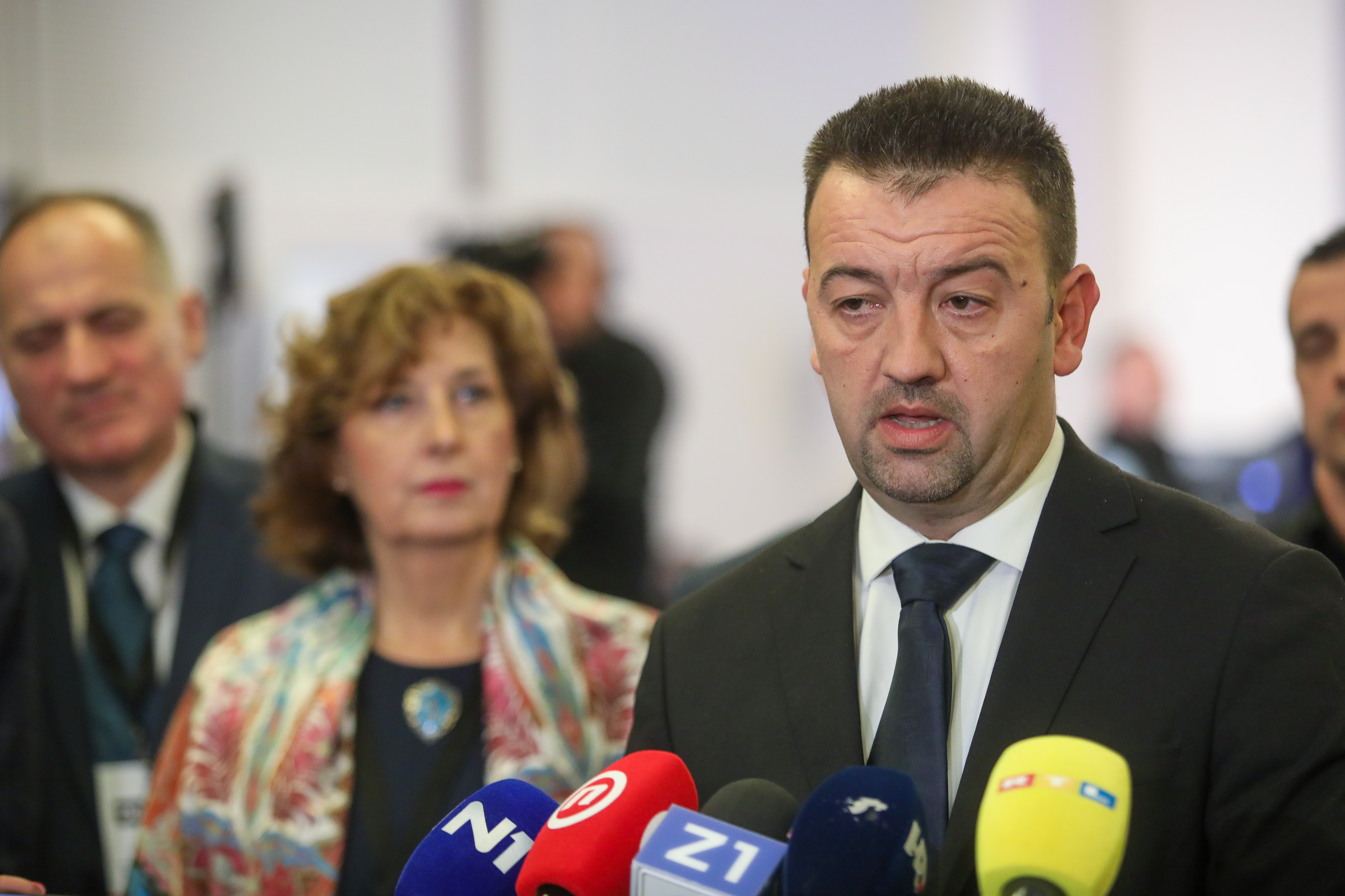 U hotelu Aristos u Buzinu stranka Dom i nacionalno okupljanje (DOMiNO) odrzala je izvanredni sabor stranke na kojem osim clanova stranke DOMiNO sudjeluju i celnici partnerskih politickih stranaka