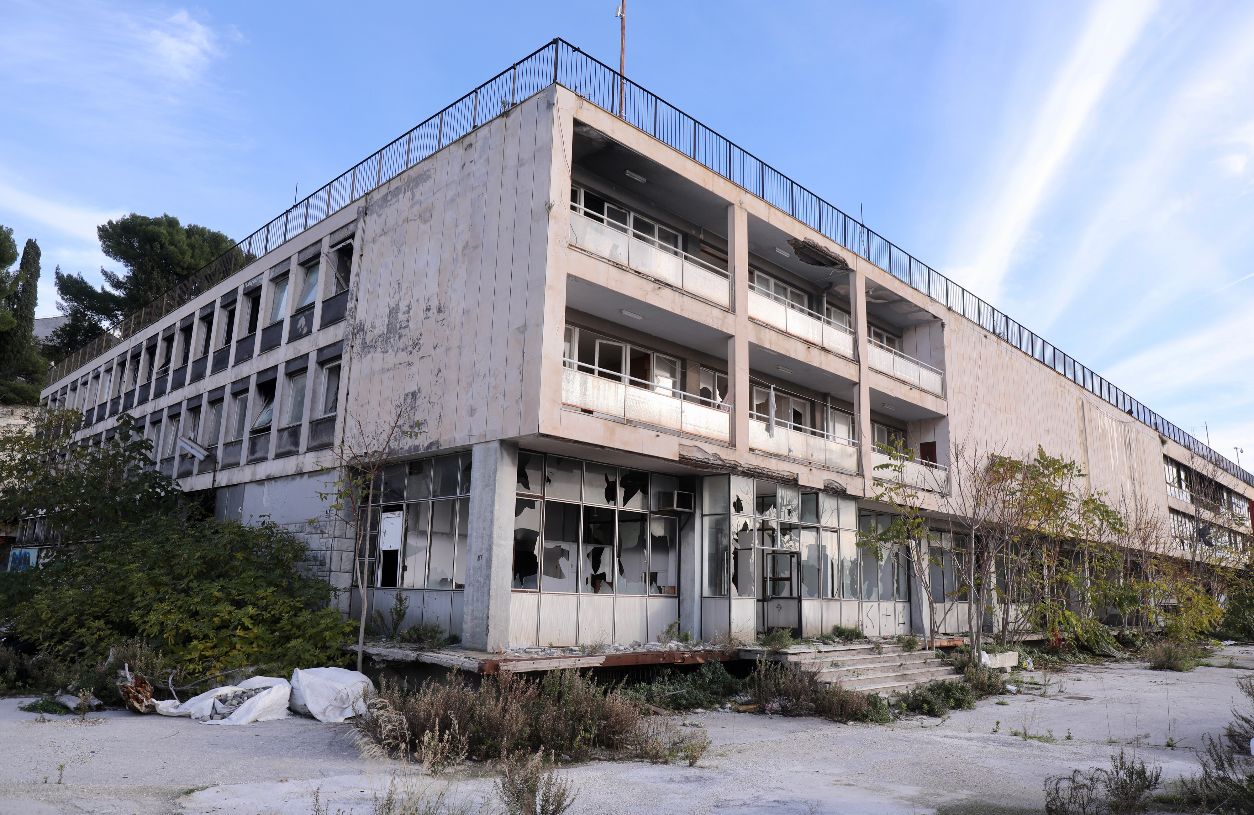 04.12.2023., Split - Zapusteni i devastirani prostor bivseg Dalmacijavina u gradskoj luci. Photo: Ivo Cagalj/PIXSELL