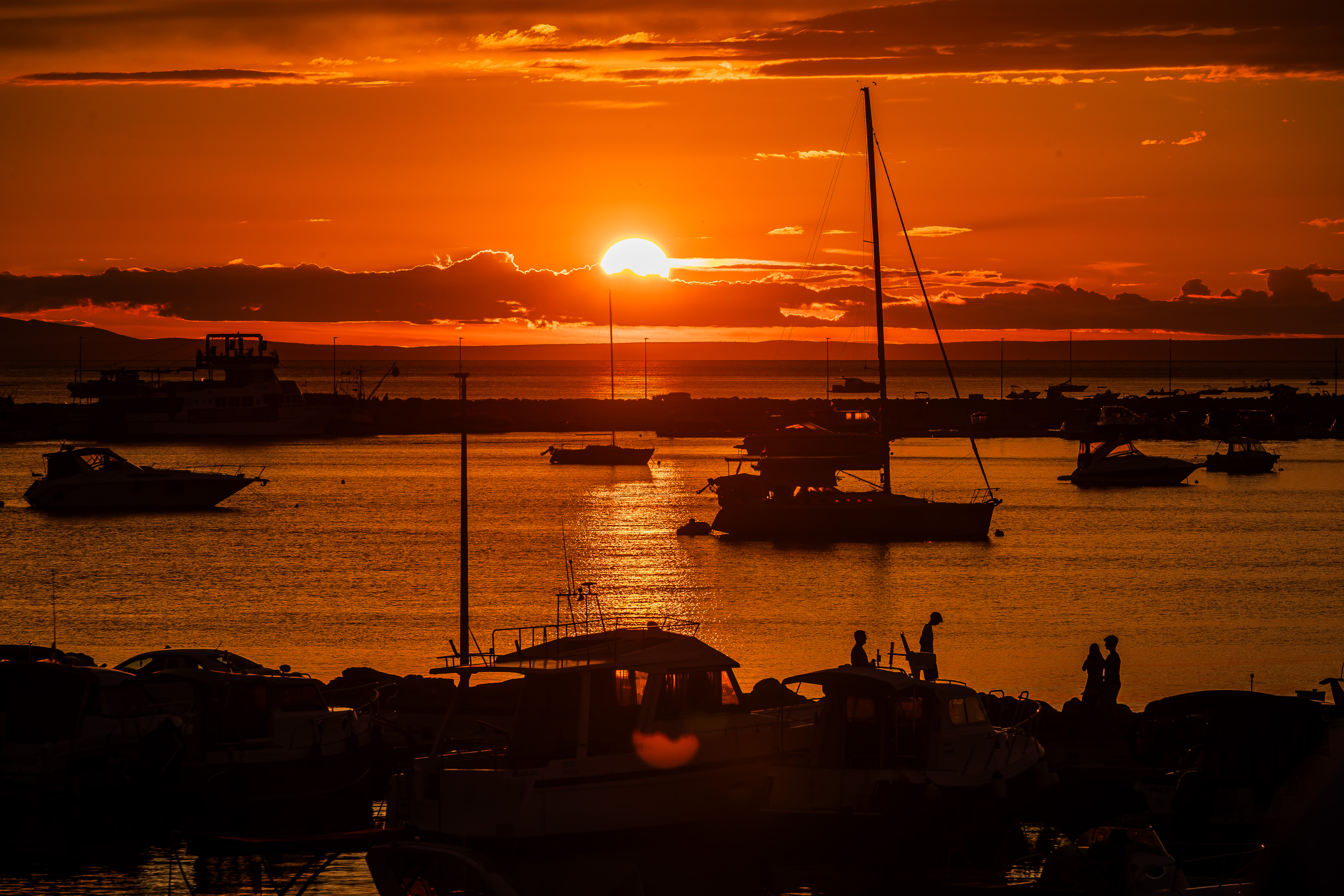 3.8.2025., Novalja - Zalazak sunca u Novalji uz oblake i brodove. Photo: Zvonimir Barisin/PIXSELL/PIXSELL