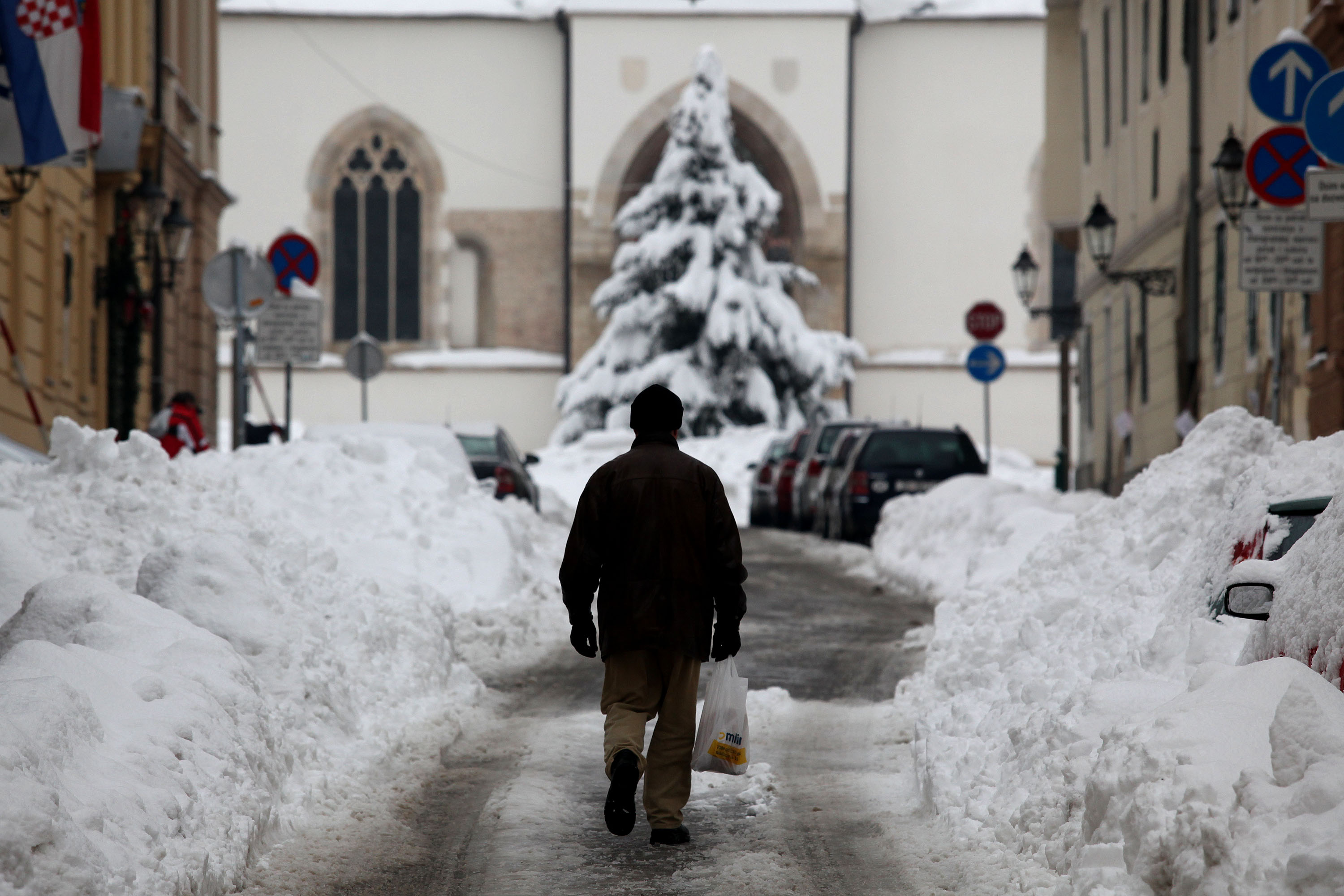 15.01.2013., Zagreb -rZagrebacki Gornji grad u boljem je stanju nego kod proslog snijega. Ceste su prohodne, a stanari ciste parkiralista i ulaze.rPhoto: Patrik Macek/PIXSELL