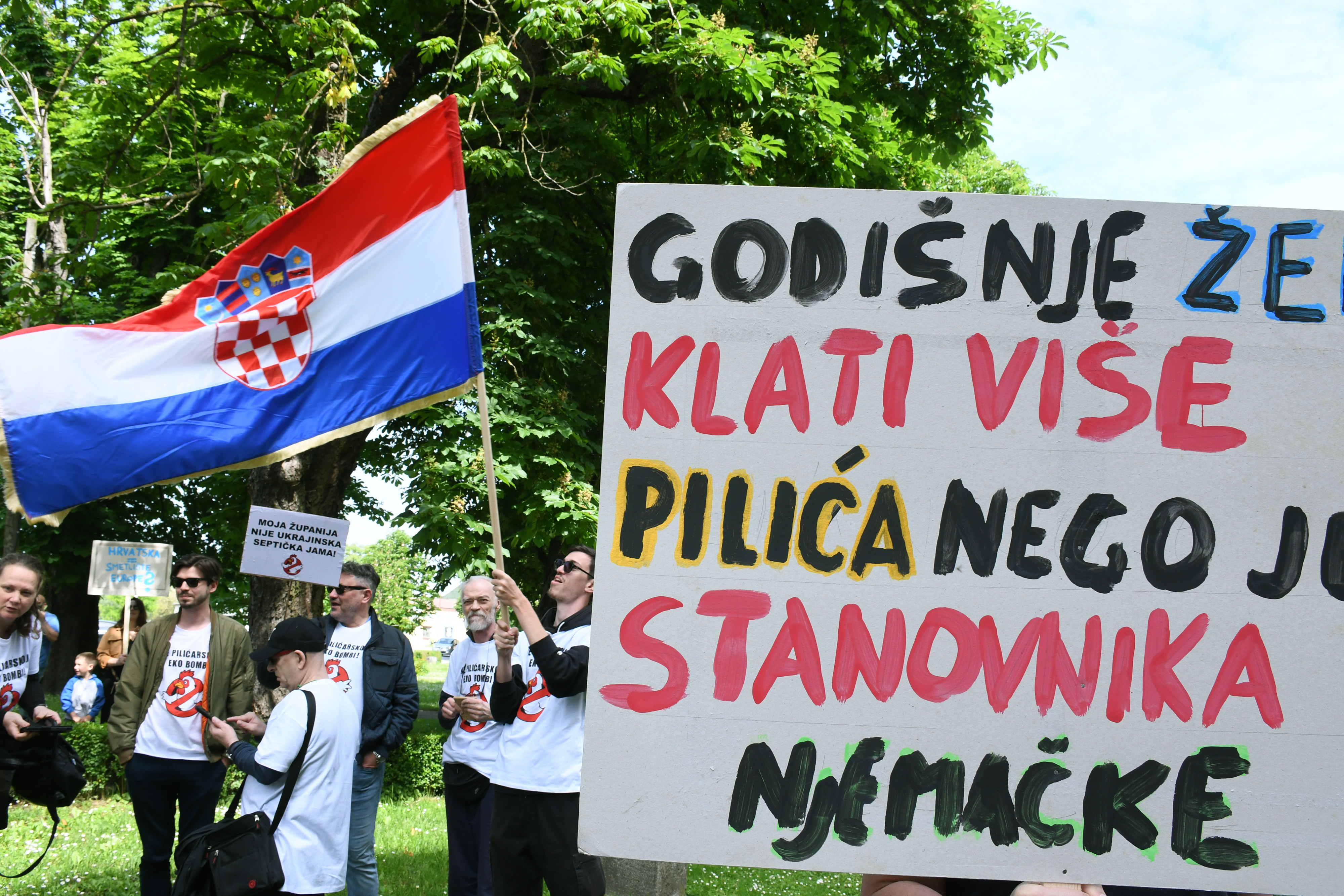 10.05.2025., Sisak - Prosvjed protiv izgradnje mega klaonice peradi i bioplinskog postrojenja tvrtke Premium Chicken Company u industrijskoj zoni Sisak Jug u Capragu. Photo: Nikola Cutuk/PIXSELL