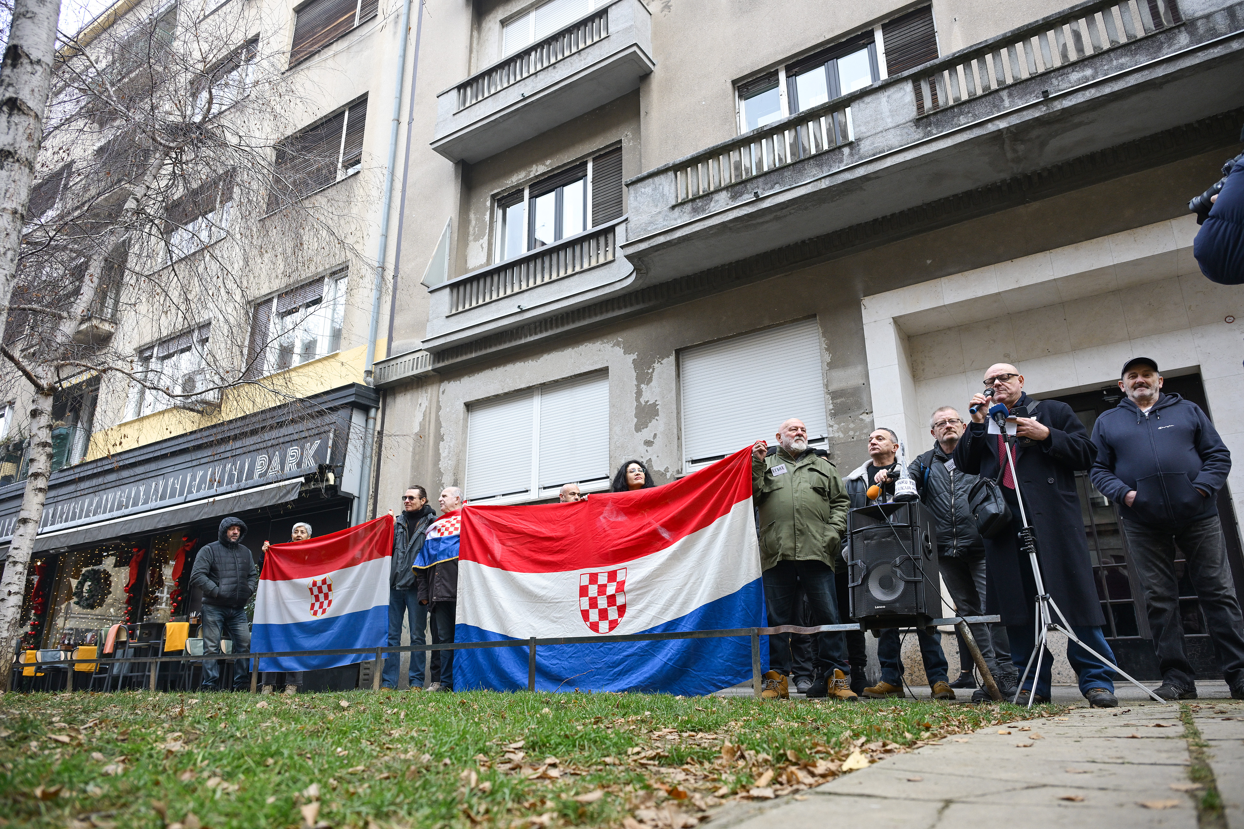 24.01.2026., Zagreb - Vodstvo Autohtone Hrvatske Stranke Prava okupilo se ispred ulaza stambene zgrade u kojoj zivi Anka Mrak Taritas.  Photo: Neva Zganec/PIXSELL