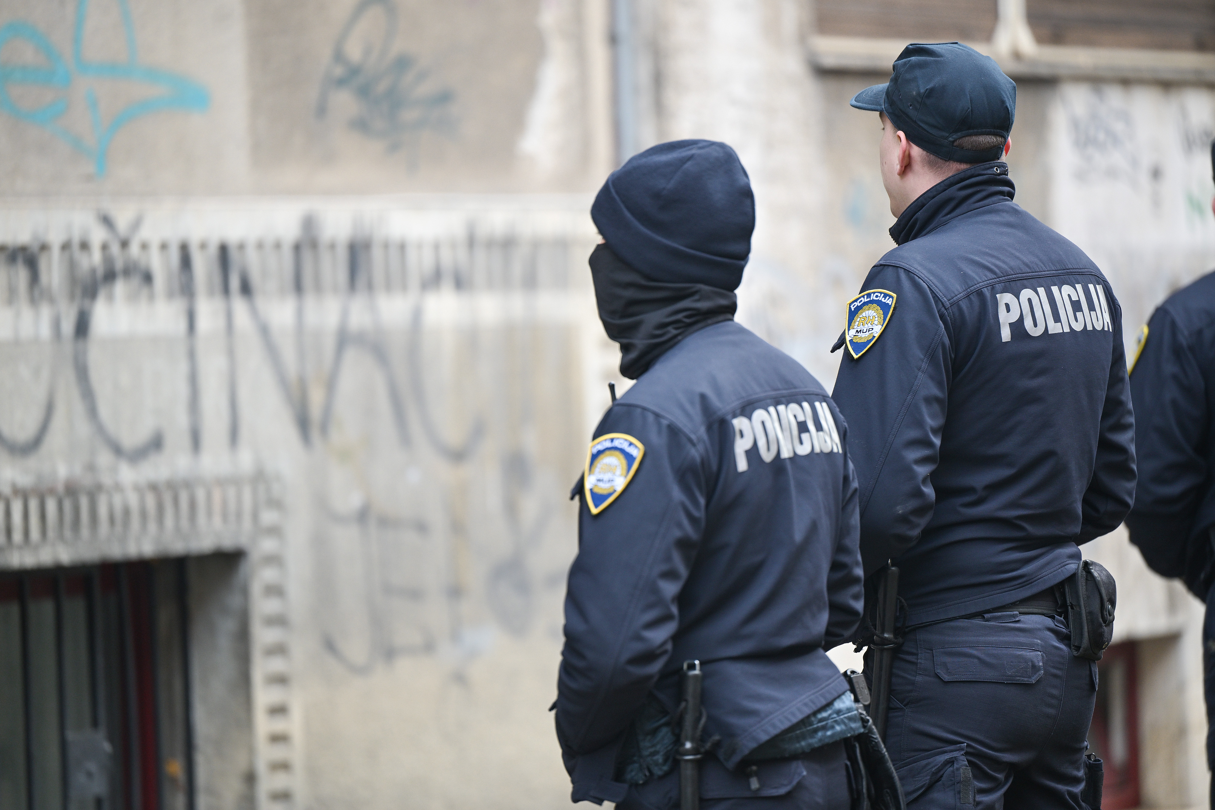 24.01.2026., Zagreb - Vodstvo Autohtone Hrvatske Stranke Prava okupilo se ispred ulaza stambene zgrade u kojoj zivi Anka Mrak Taritas.  Photo: Neva Zganec/PIXSELL