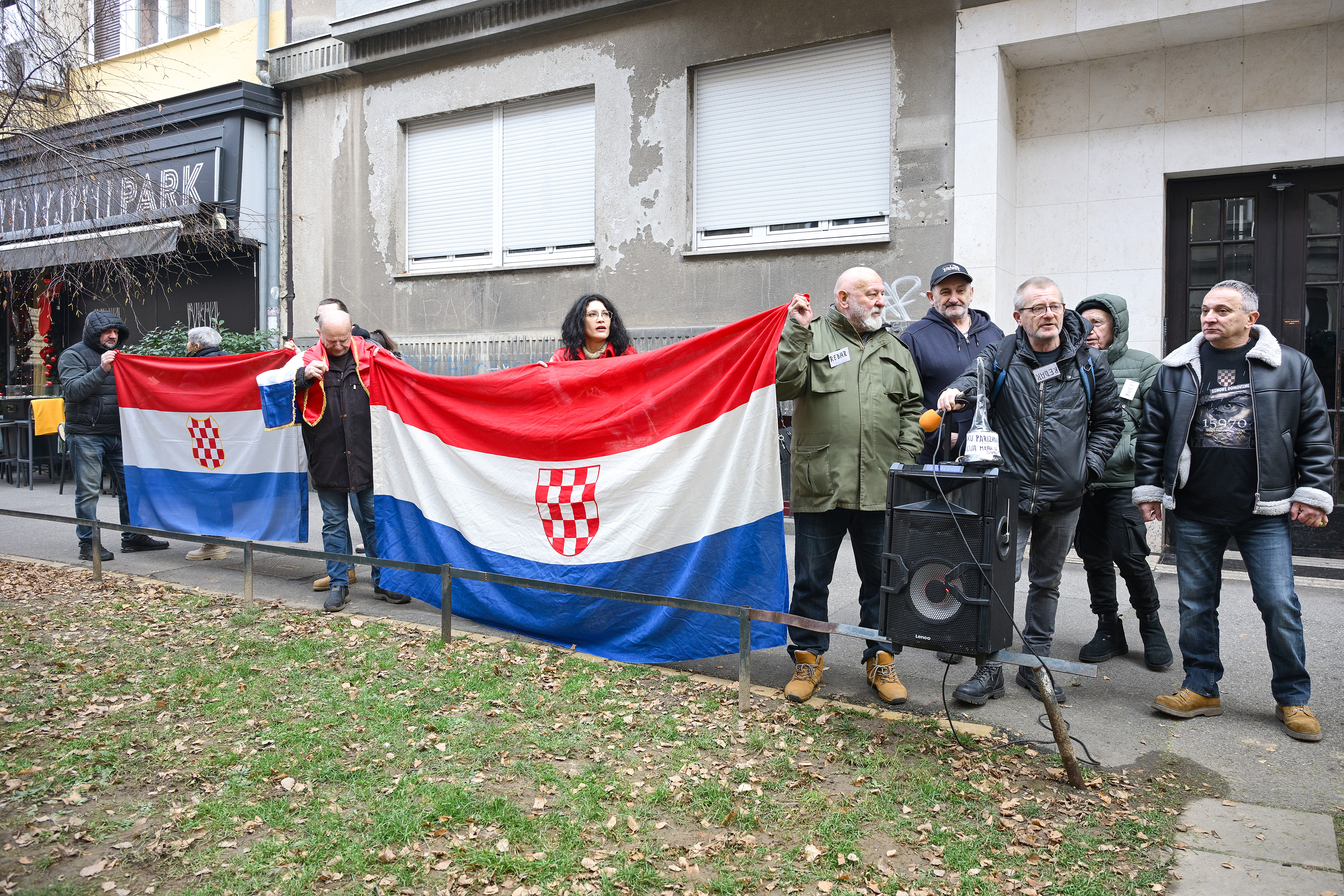 24.01.2026., Zagreb - Vodstvo Autohtone Hrvatske Stranke Prava okupilo se ispred ulaza stambene zgrade u kojoj zivi Anka Mrak Taritas.  Photo: Neva Zganec/PIXSELL