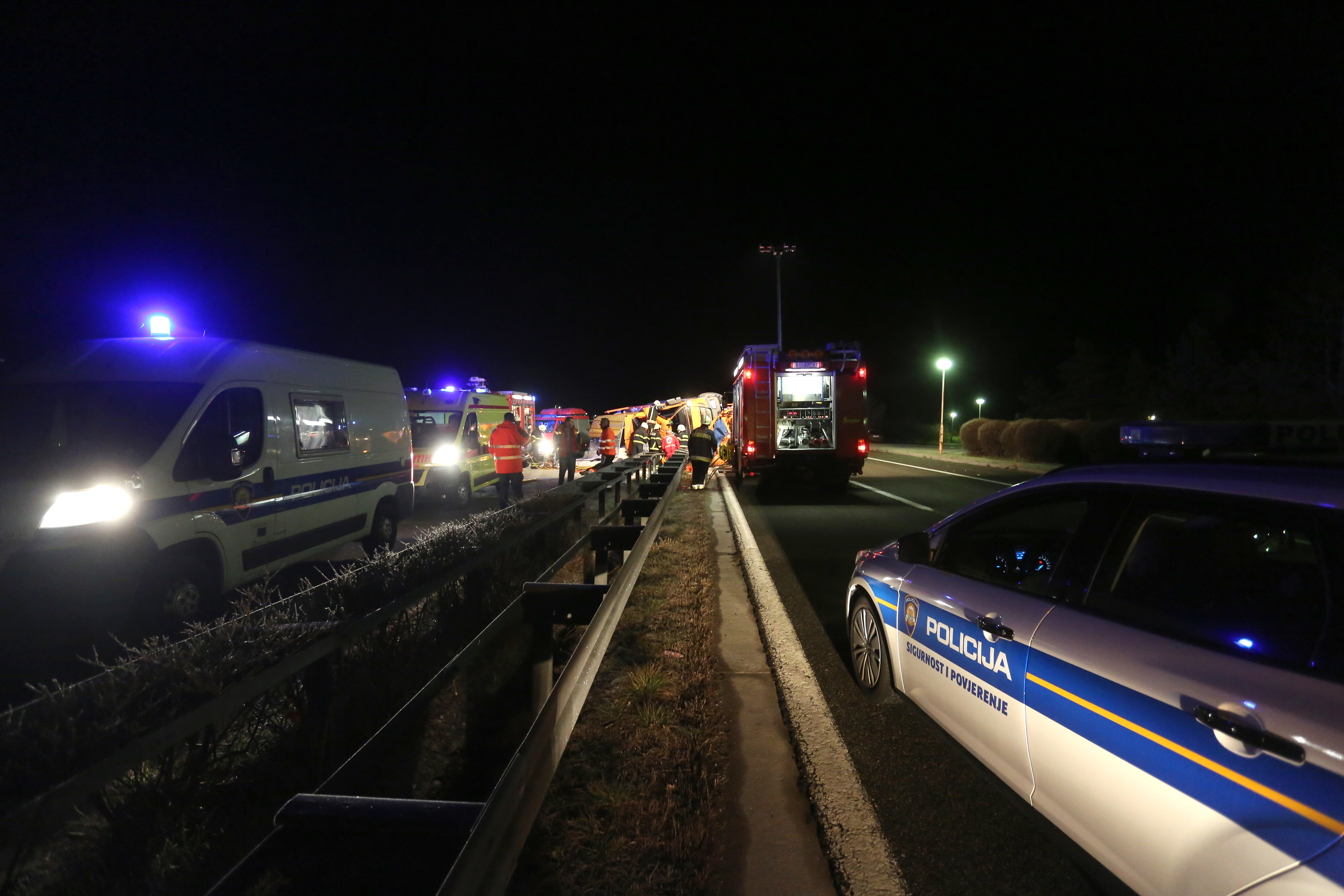 25.12.2017., Rijeka - Prometna nesreca na dionici autoceste A6 izmedu cvorova Kikovica i Cavle u kojoj je jedna je osoba poginula a druga je tesko ozlijedjena. Photo: Goran Kovacic/PIXSELL