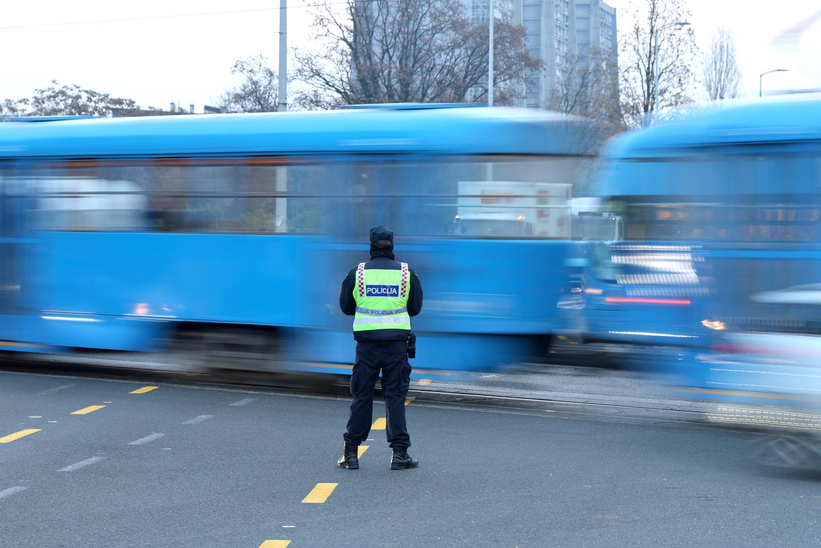 01.12.2025., Zagreb - Prvi radni dan nakon ponovnog uspostavljanja prometa Slavonskom u oba smijera, promet kod Vjesnikovog nebodera je zbog uvedenih ogranicenja pod pojacanim nadzorom policije i prometnih redara.  Photo: Patrik Macek/PIXSELL