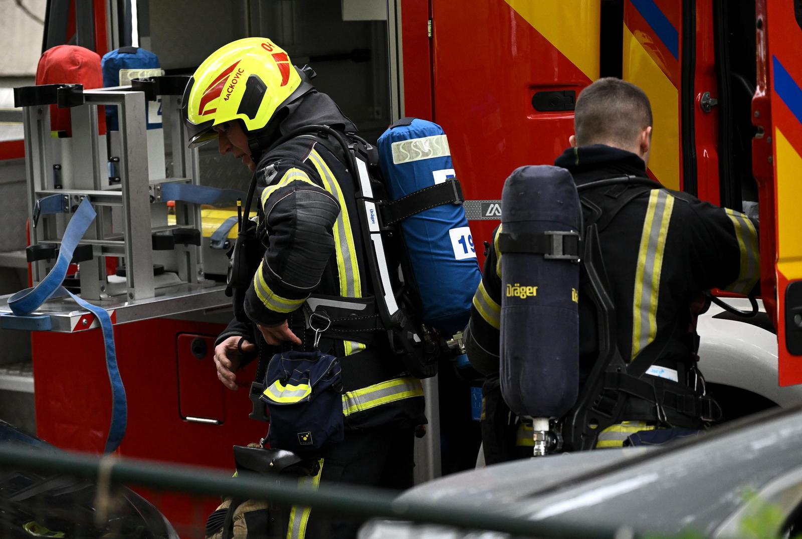 15.10.2025., Zagreb - Gorio stan u ulici Frana Bosnjakovica u naselju Vrbik, vatrogasci brzom intervencijom ugasili pozar. Photo: Marko Lukunic/PIXSELL