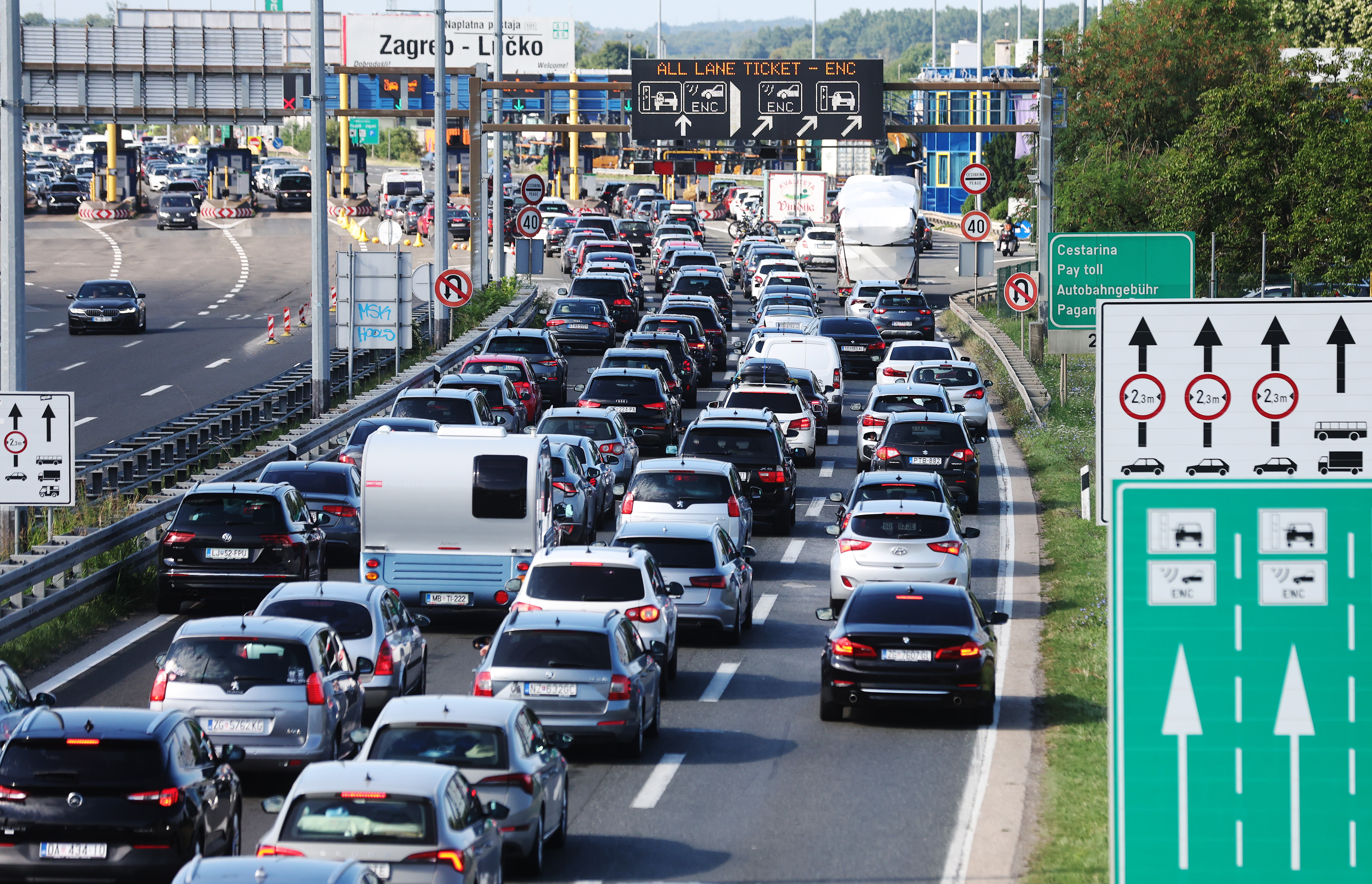 Guzva na naplatnim kucicama Lucko u smjeru mora. Photo: Slavko Midzor/PIXSELL