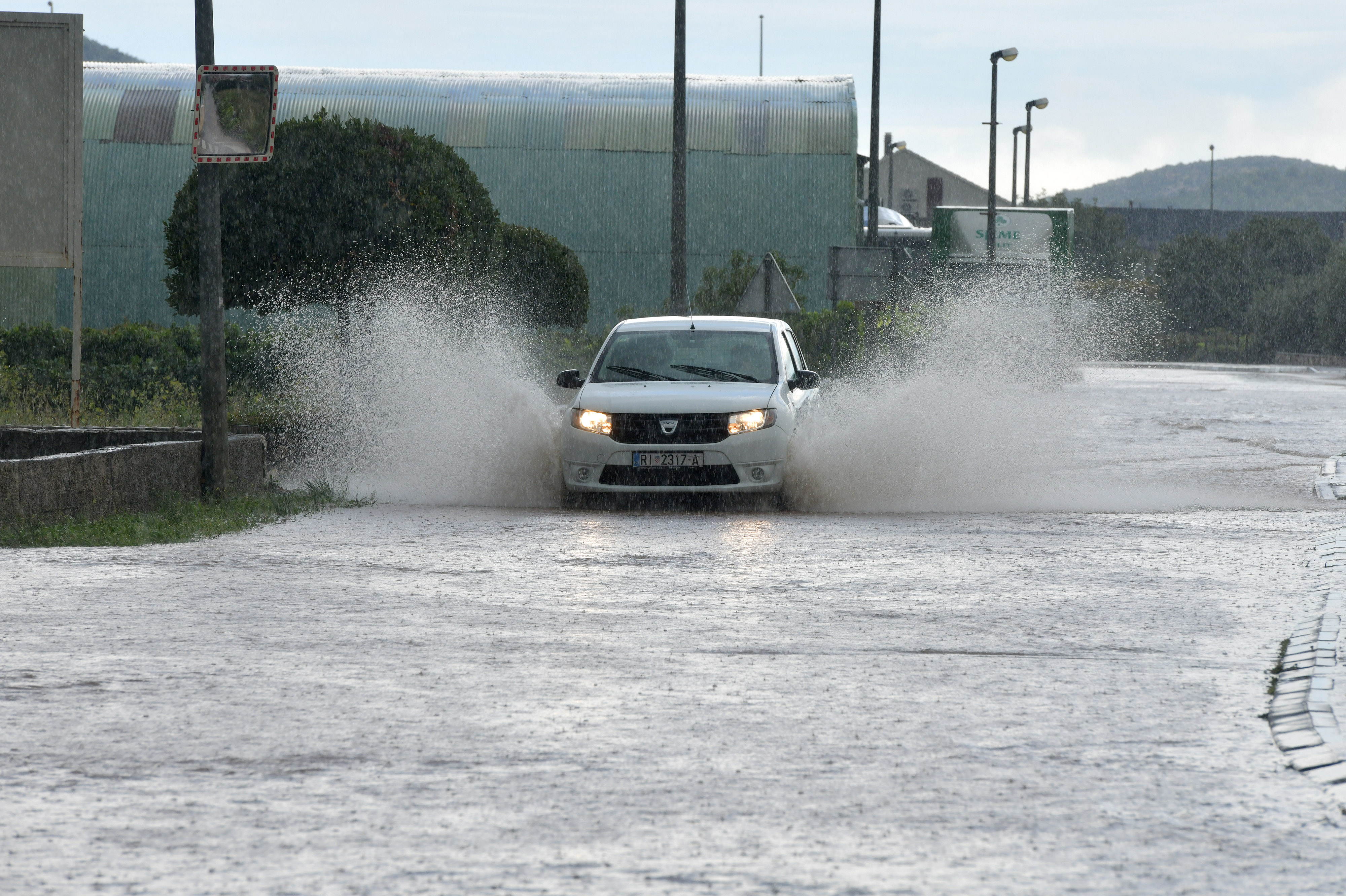24.09.2025., Sibenik - Obilne kise prouzrocile probleme u gradu i prometu. Photo: Hrvoje Jelavic/PIXSELL