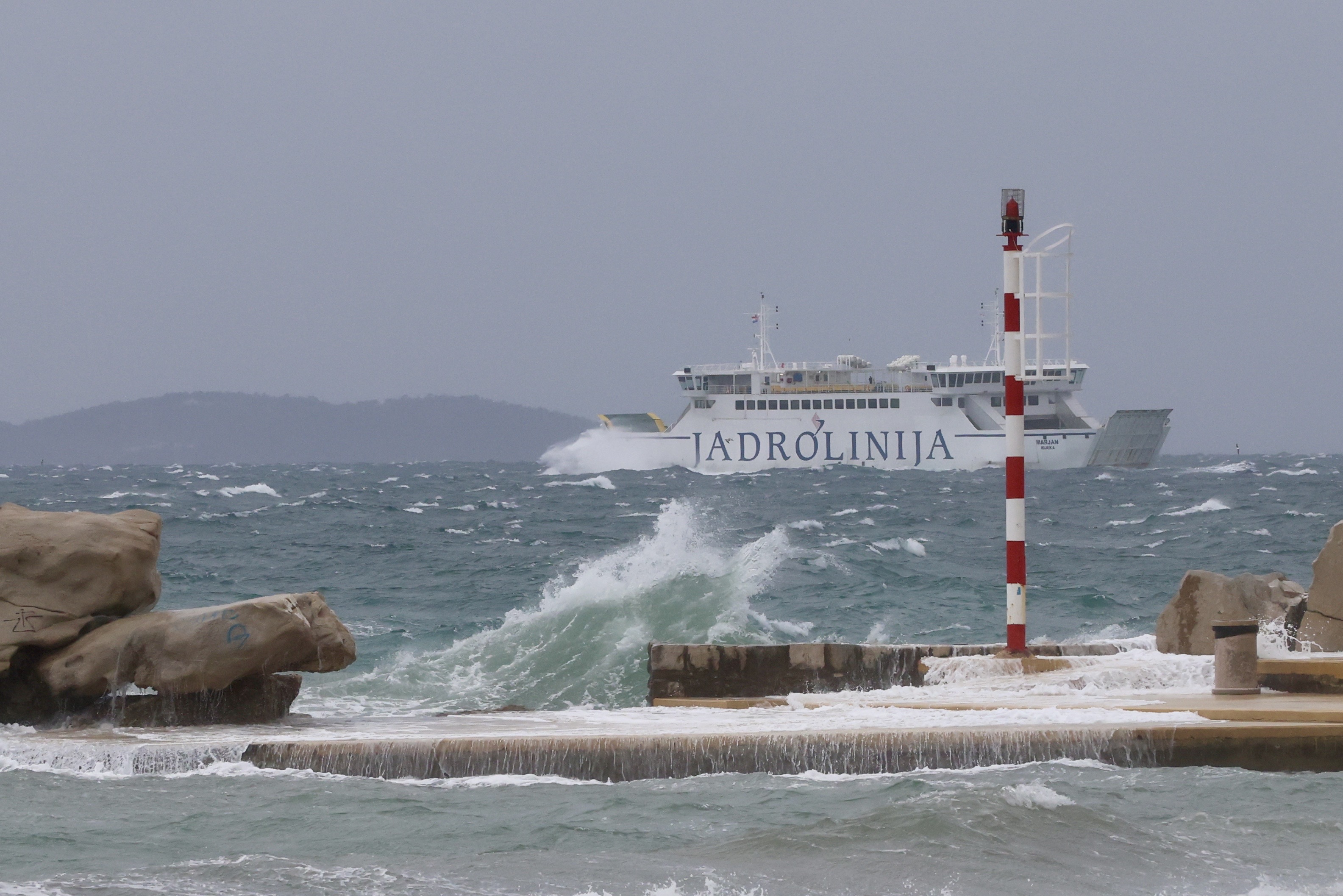 28.01.2026.,Split- Brodovi Jadrolinije na uzburkanom moru povezuju srednjedalmatinske otoke sa splitskom lukom. Photo: Ivo Cagalj/PIXSELL
