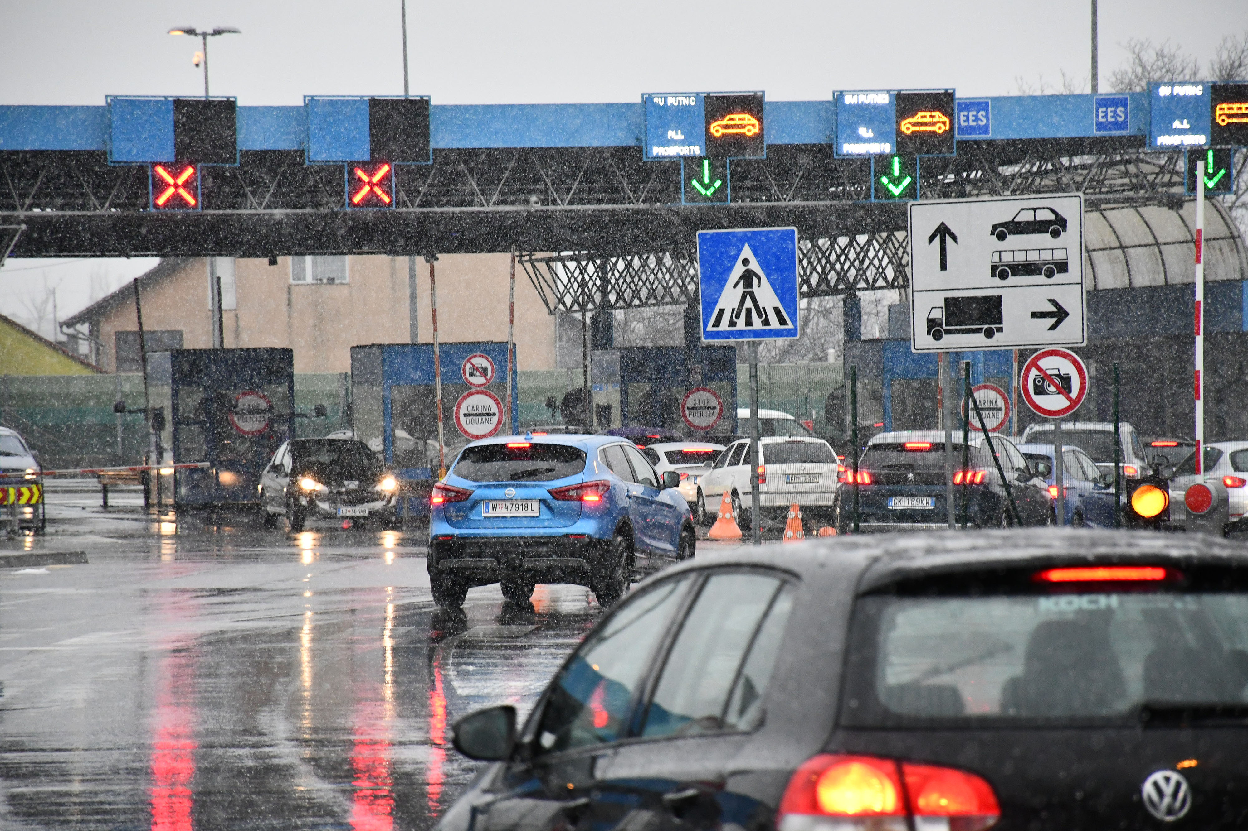 23.12.2024., Slavonski Brod - Na granicnom prijelazu sa BiH u Slavonskom Brodu nema guzvi i duzih cekanja. Photo: Ivica Galovic/PIXSELL