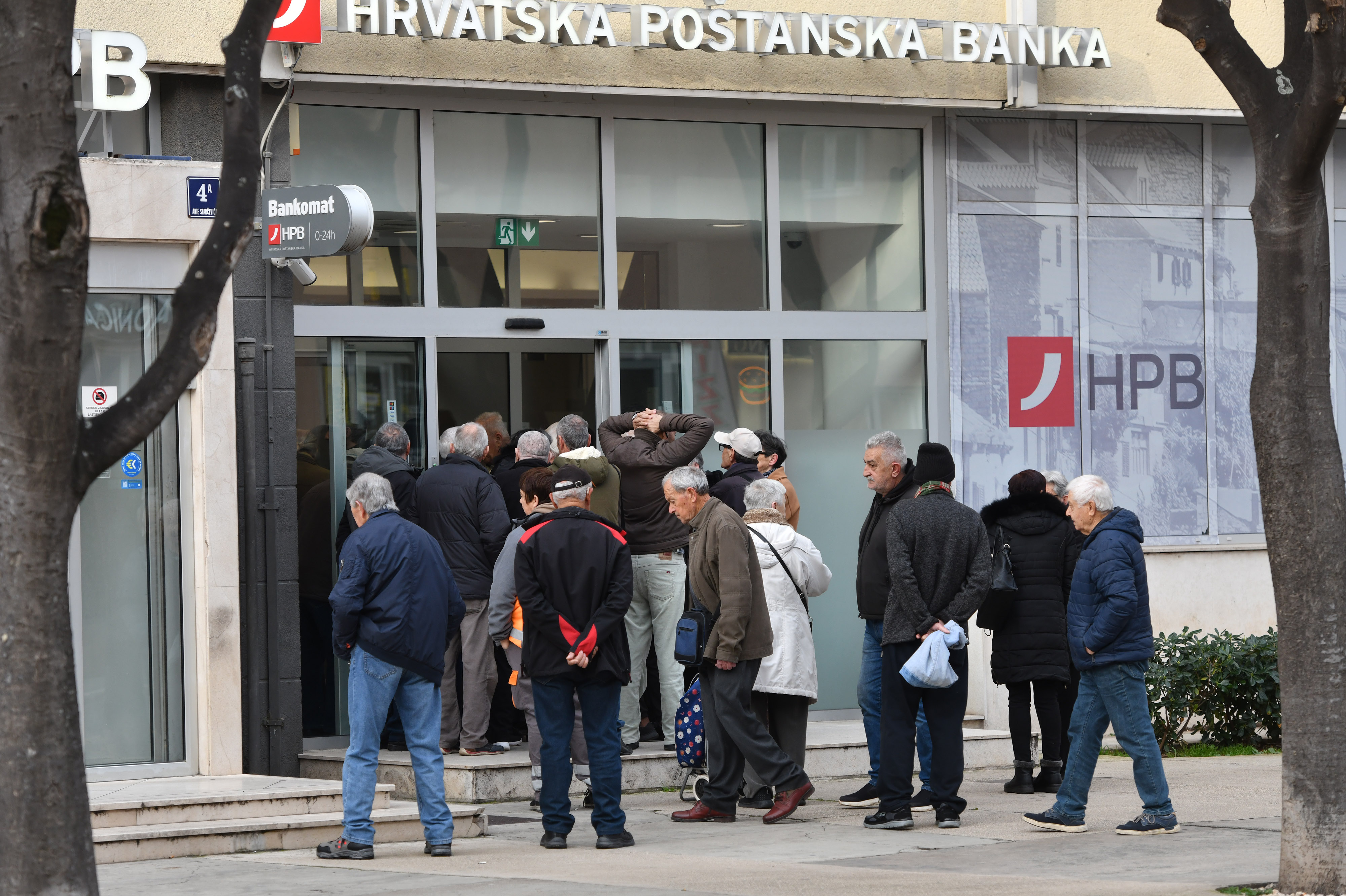 Guzve ispred bnaka za podizanje mirovina. Photo: Hrvoje Jelavic/PIXSELL