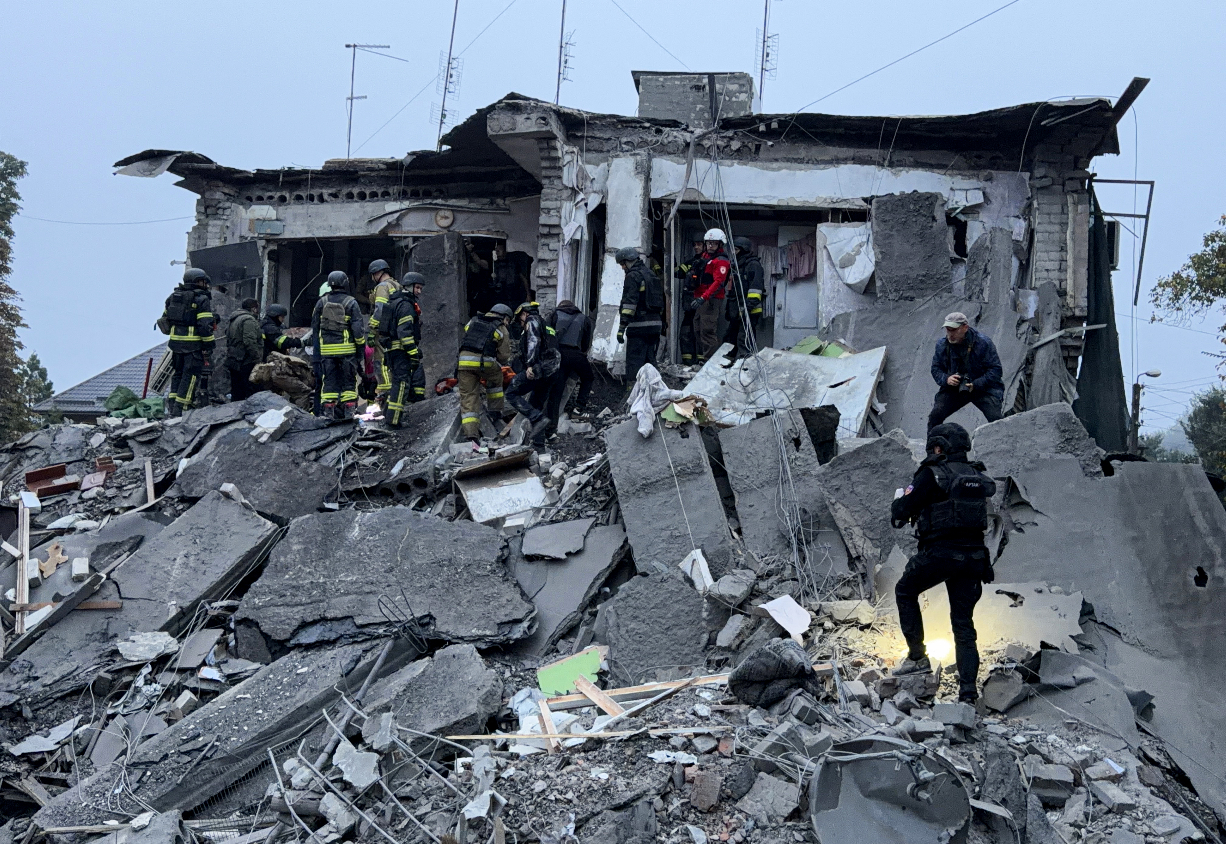 ite of a five-storey residential building destroyed. (Photo by Daria Nazarova / AFP)