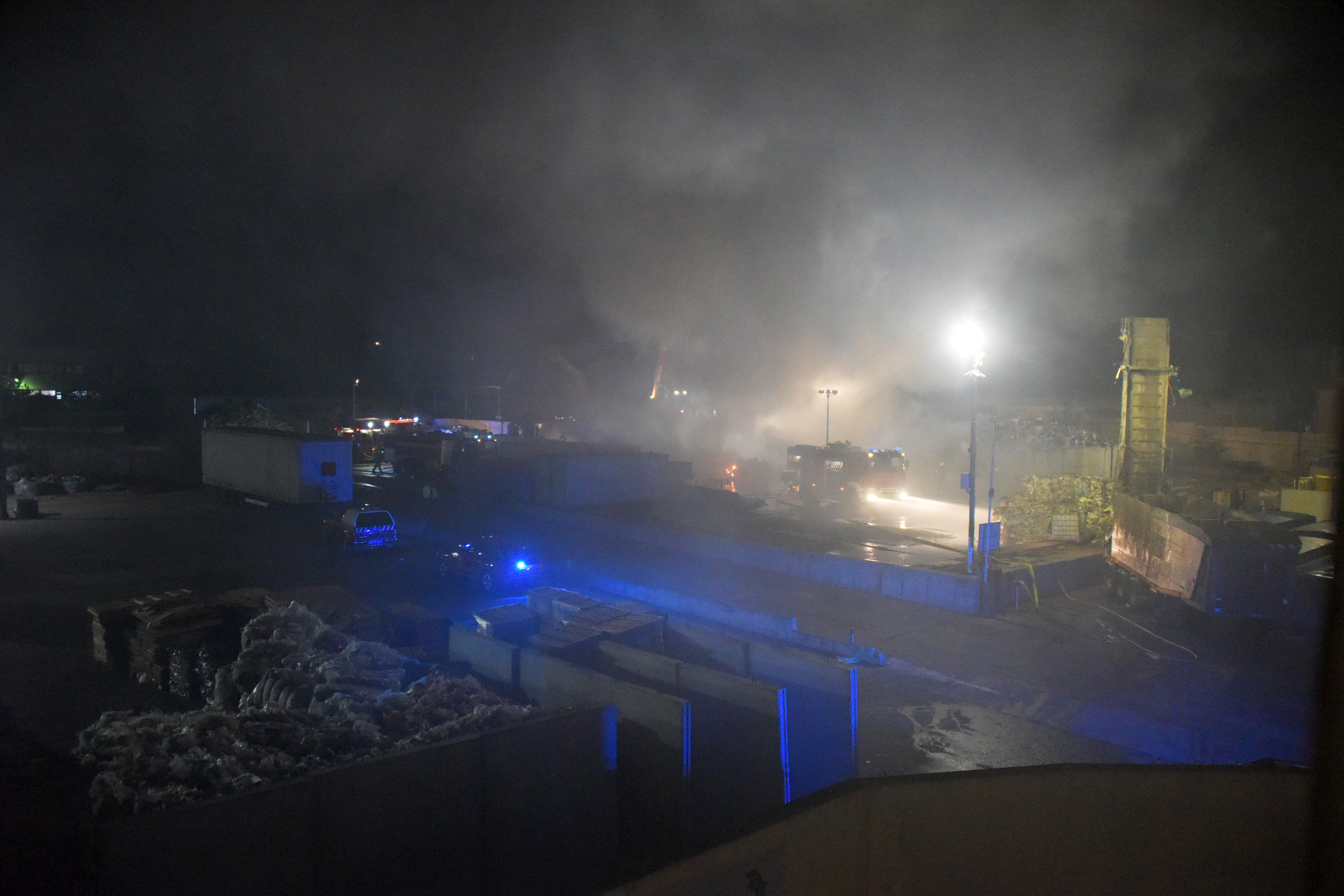 09.10.2026., Pula - Vatrogasci su uspjeli staviti pod kontrolu pozar, koji se dogodio unutar pulskog odlagalista Metis. Photo: Sasa Miljevic/PIXSELL