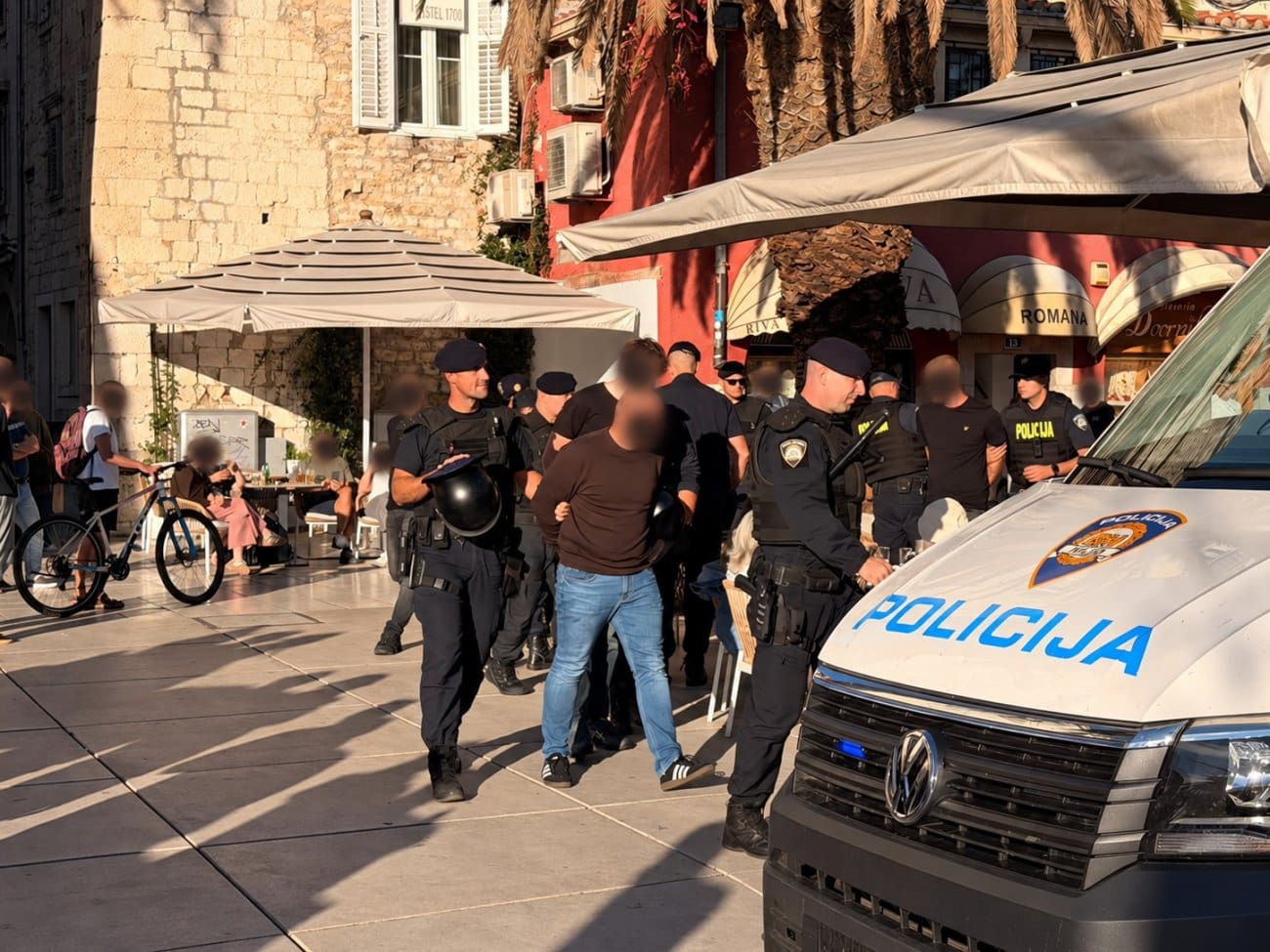 ajax-navijaci-riva-policija-3