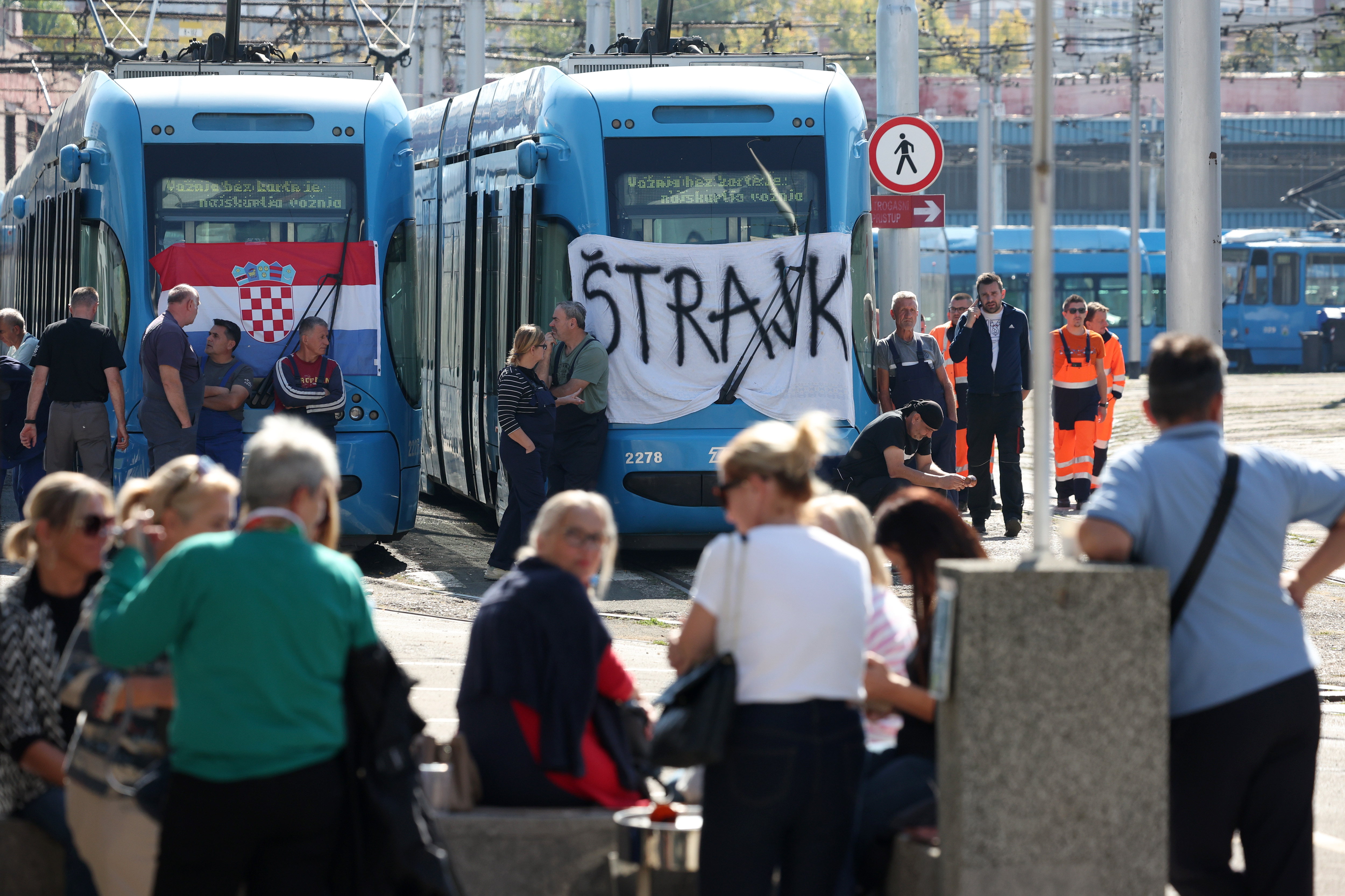 30.09.2026., Zagreb - Radnici ZET-a u spremistu na Ljubljanici cekaju daljnju odluku nakon presuda Zupanijskog suda da je strajk nezakonit. Photo: Zeljko Lukunic/PIXSELL
