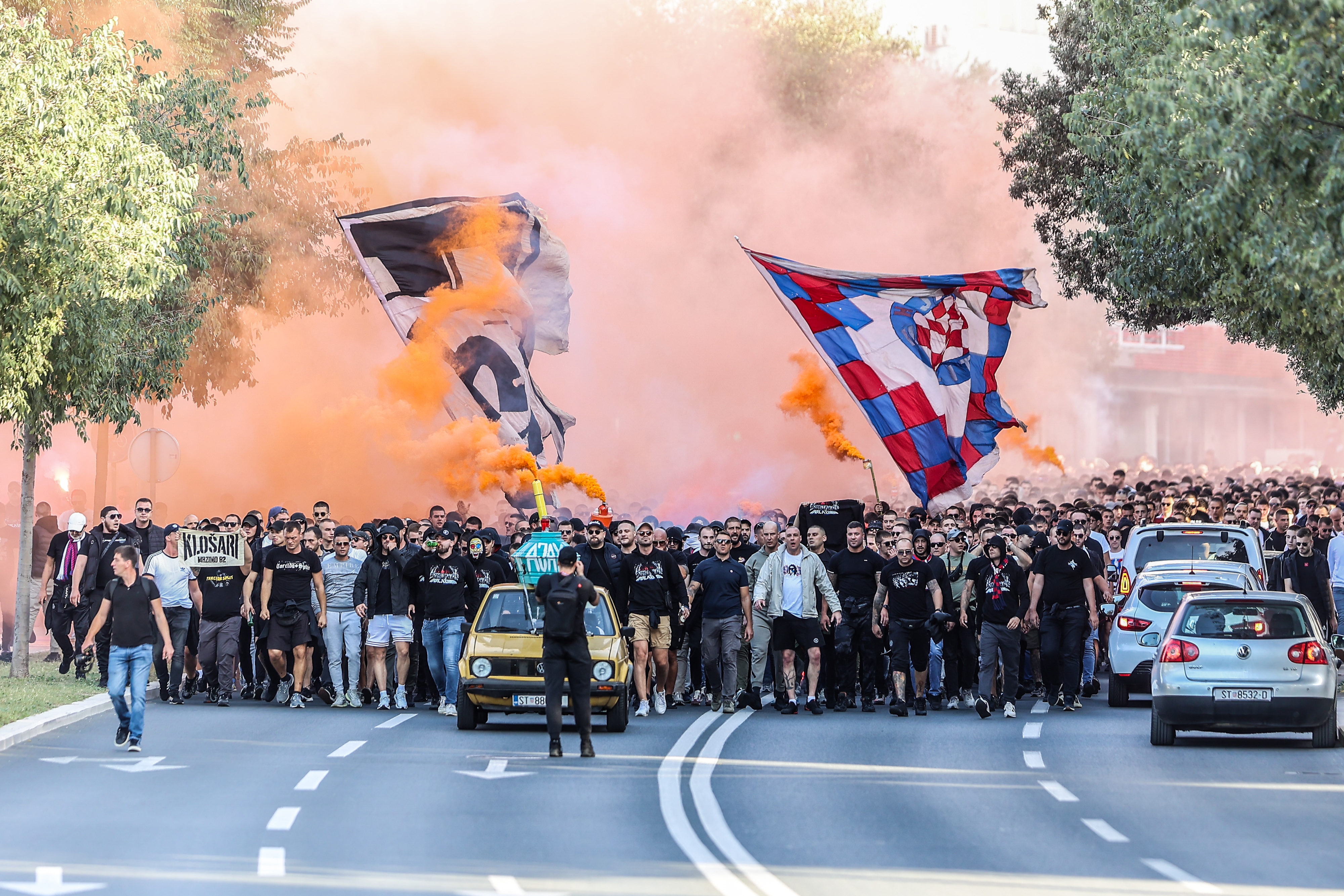 Navijaci Hajduka Torcida u korteu se uputila prema Poljudu uoci utakmice UEFA Konferencijske lige izmedju Hajduka i Ajaxa. Photo: Ivana Ivanovic/PIXSELL