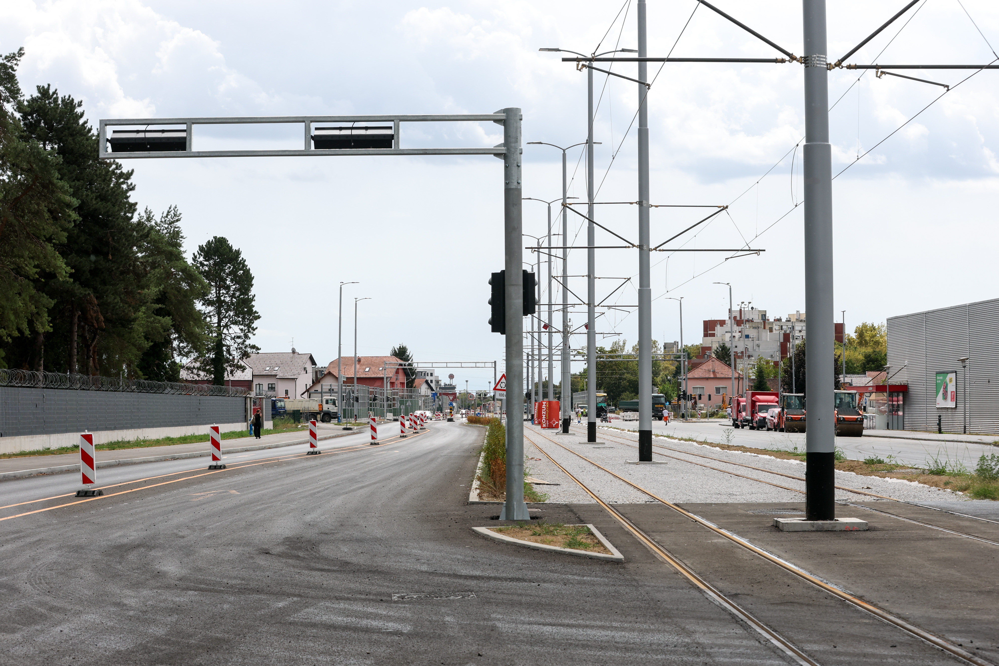 29.08.2026., Zagreb - Radovi na Sarajevskoj cesti u Zagrebu ulaze u zavrsnu fazu, a uspostava tramvajskog prometa i zavrsetak ovog dijela radova ocekuju se tijekom rujna 2026. godine. Photo: Igor Kralj/PIXSELL