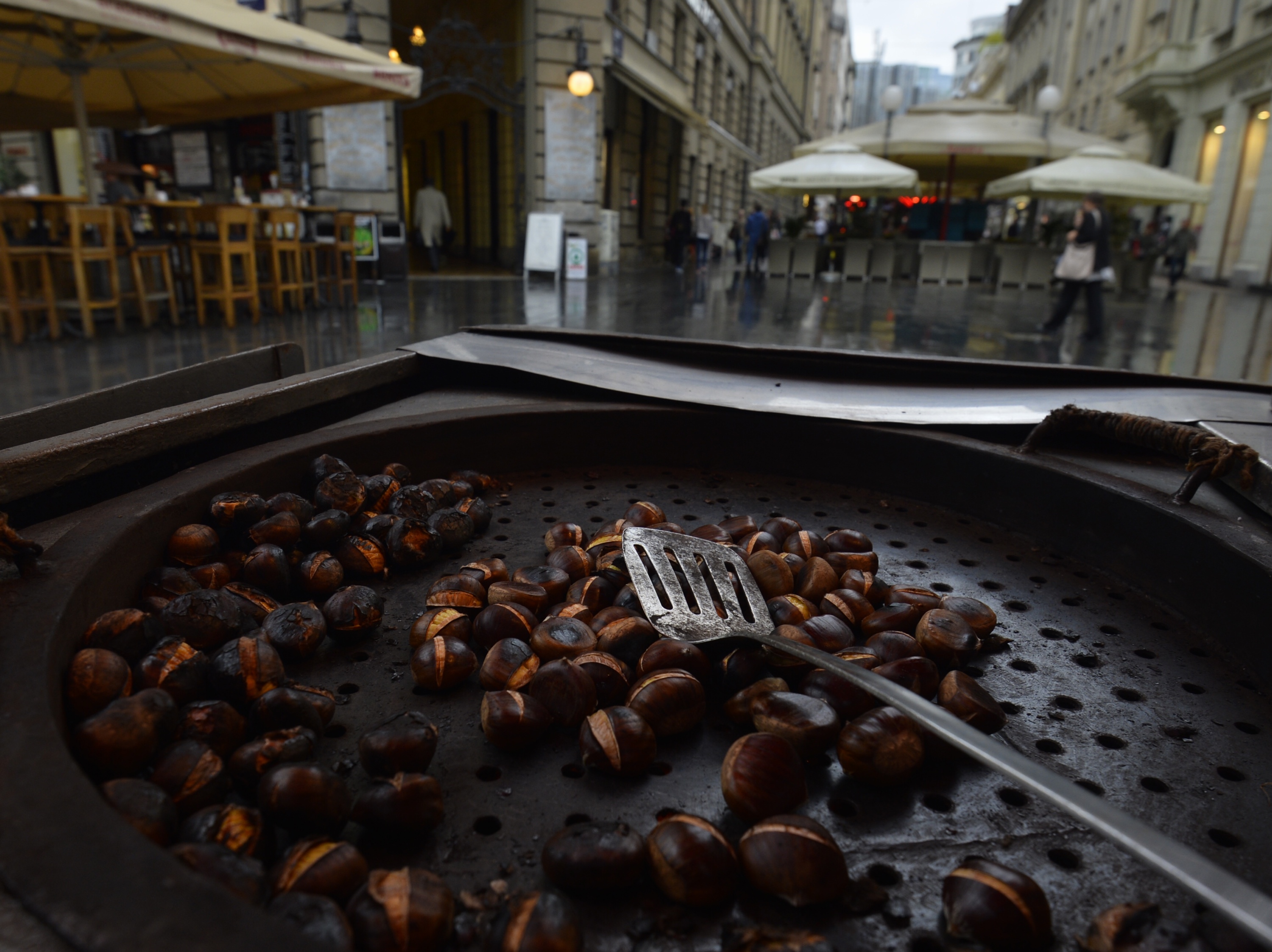 25.09.2015., Zagreb - Na Cvjetni trg su s dolaskom jeseni dosli i kesteni. Hakik Ibraimi pece prve kestene. "nPhoto: Marko Lukunic/PIXSELL